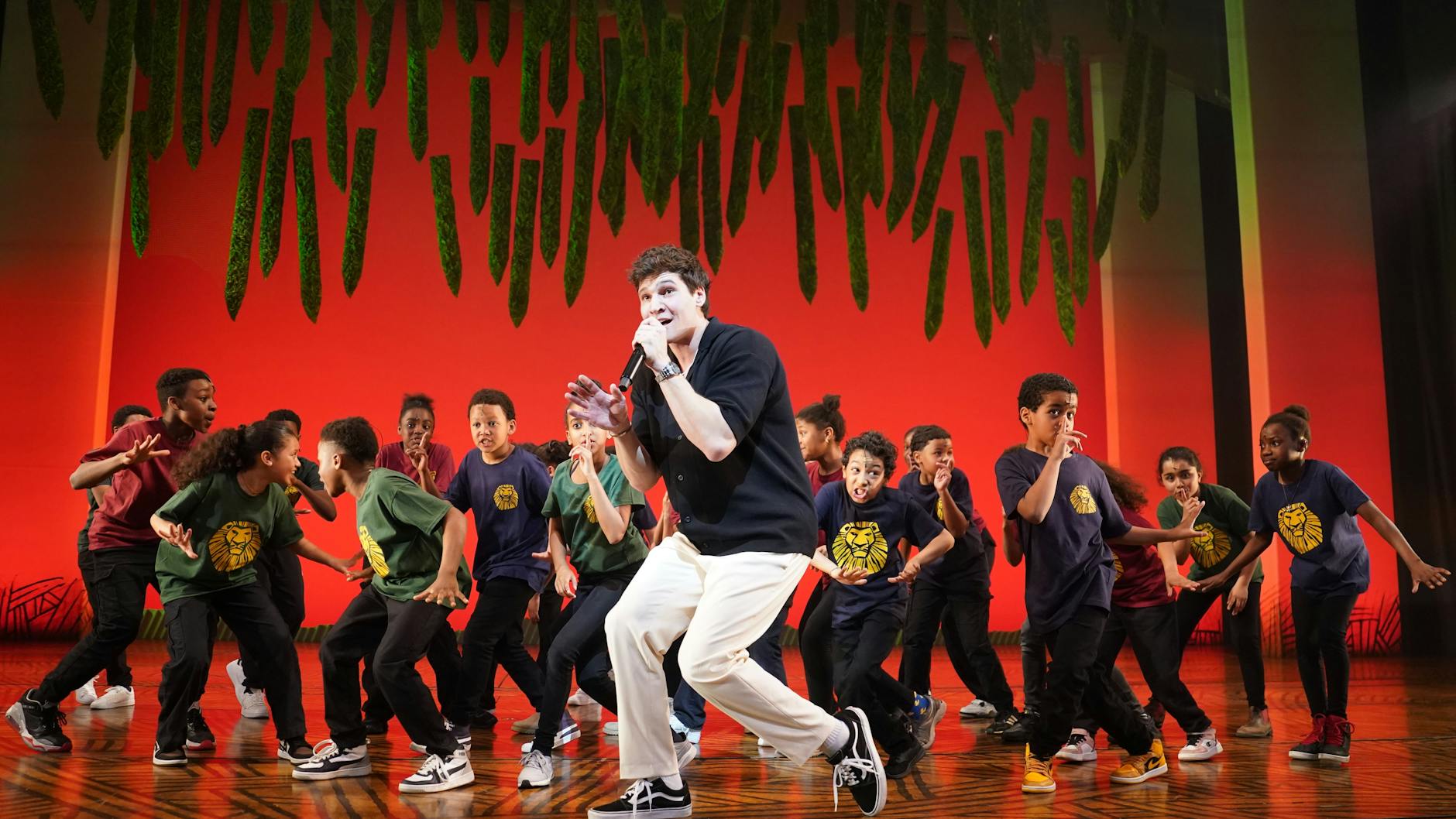 Vor der Show sang Wincent Weiss mit den Kinderdarstellern von „Der König der Löwen“ den Song „The Lion Sleeps Tonight“.