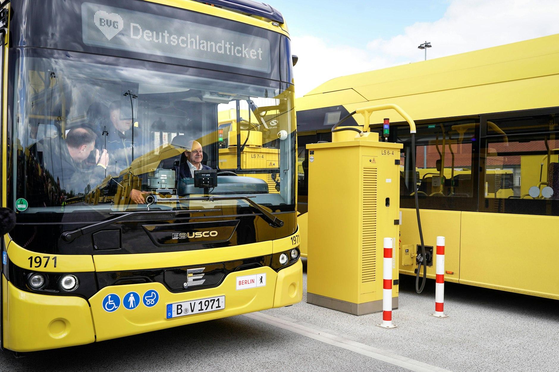 Zum Start des Deutschlandtickets besucht Bundeskanzler Olaf Scholz den Betriebshof Indira-Gandhi-Straße der BVG. Hier sitzt der SPD-Politiker am Steuer eines Elektrobusses.