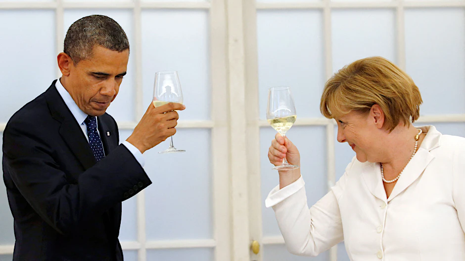 Barack Obama und Angela Merkel prosten sich zu.&nbsp;