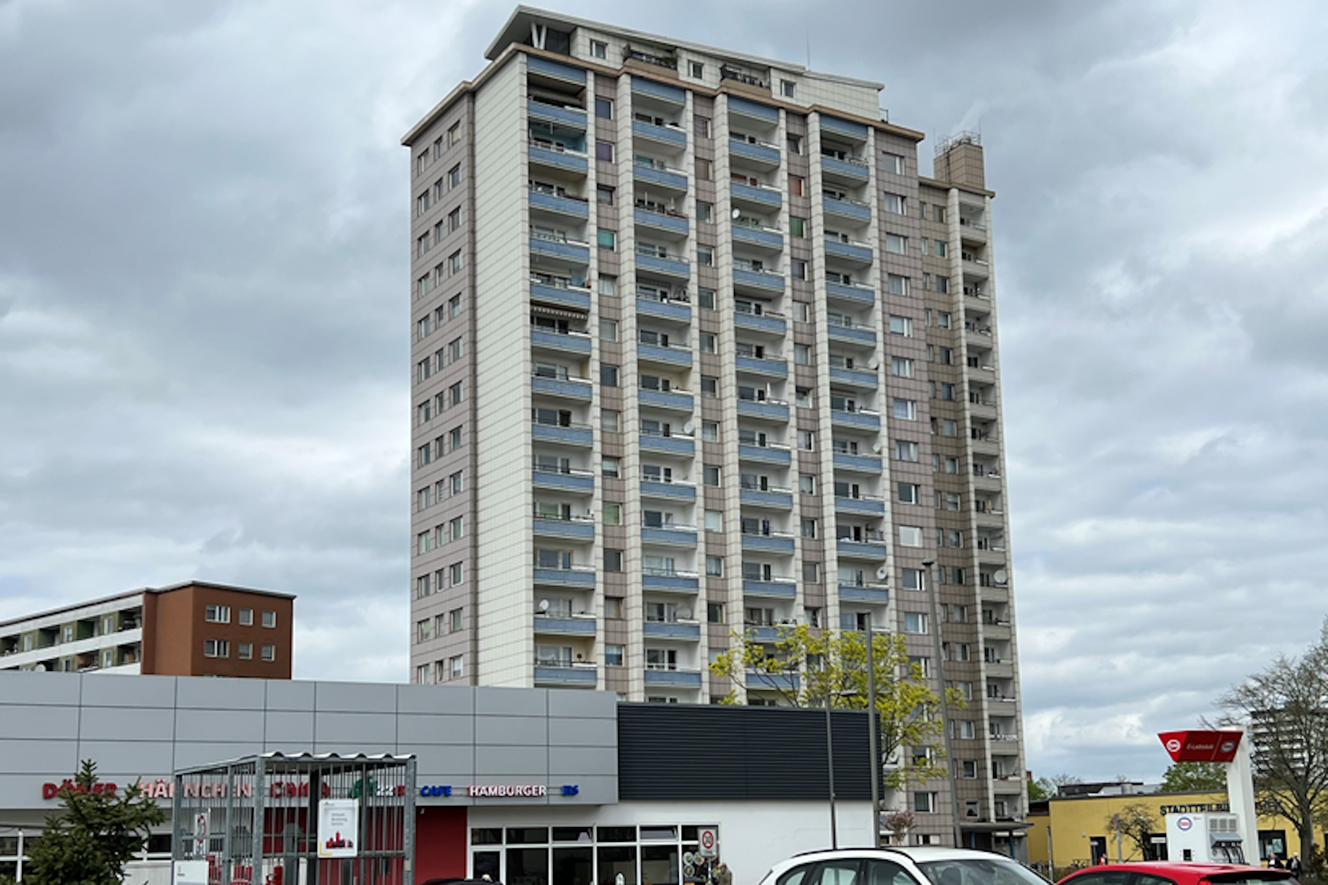 Das Wohnhochhaus in der Westerwaldstraße 1 in Spandau: Von zwei Aufzügen fährt nur noch einer. Ob dieser einen gültigen Tüv hat, ist fraglich.