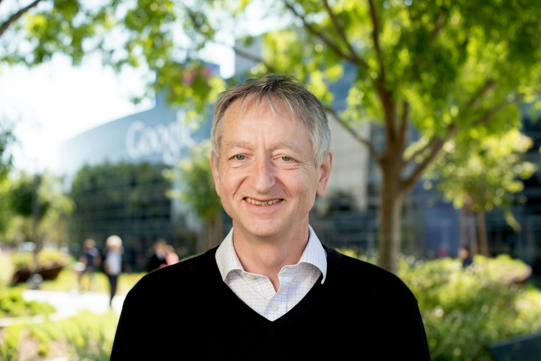 Geoffrey Hinton, einer der führenden Entwickler Künstlicher Intelligenz, warnt jetzt vor Gefahren.