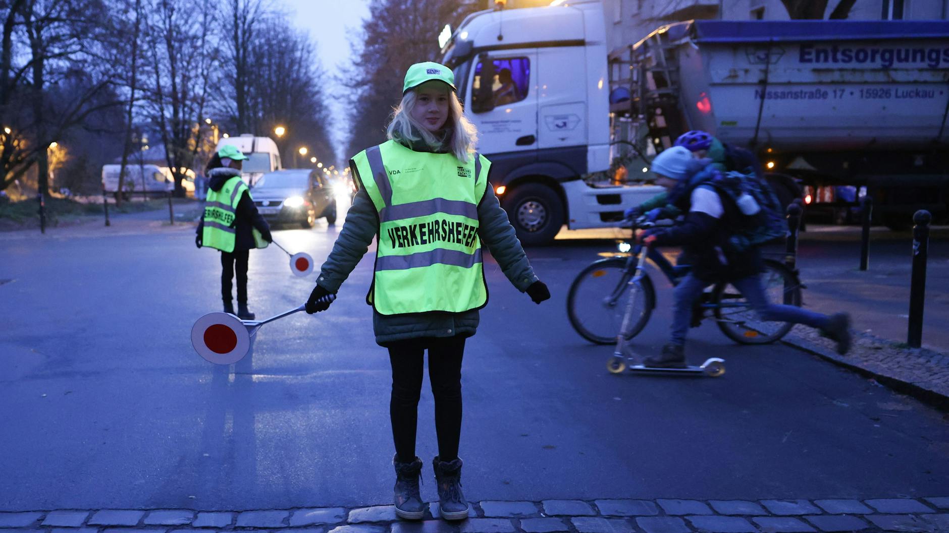 Schülerlotsen wie hier in der Treptower Bouchéstraße kann man auf der Hansastraße unmöglich einsetzen.