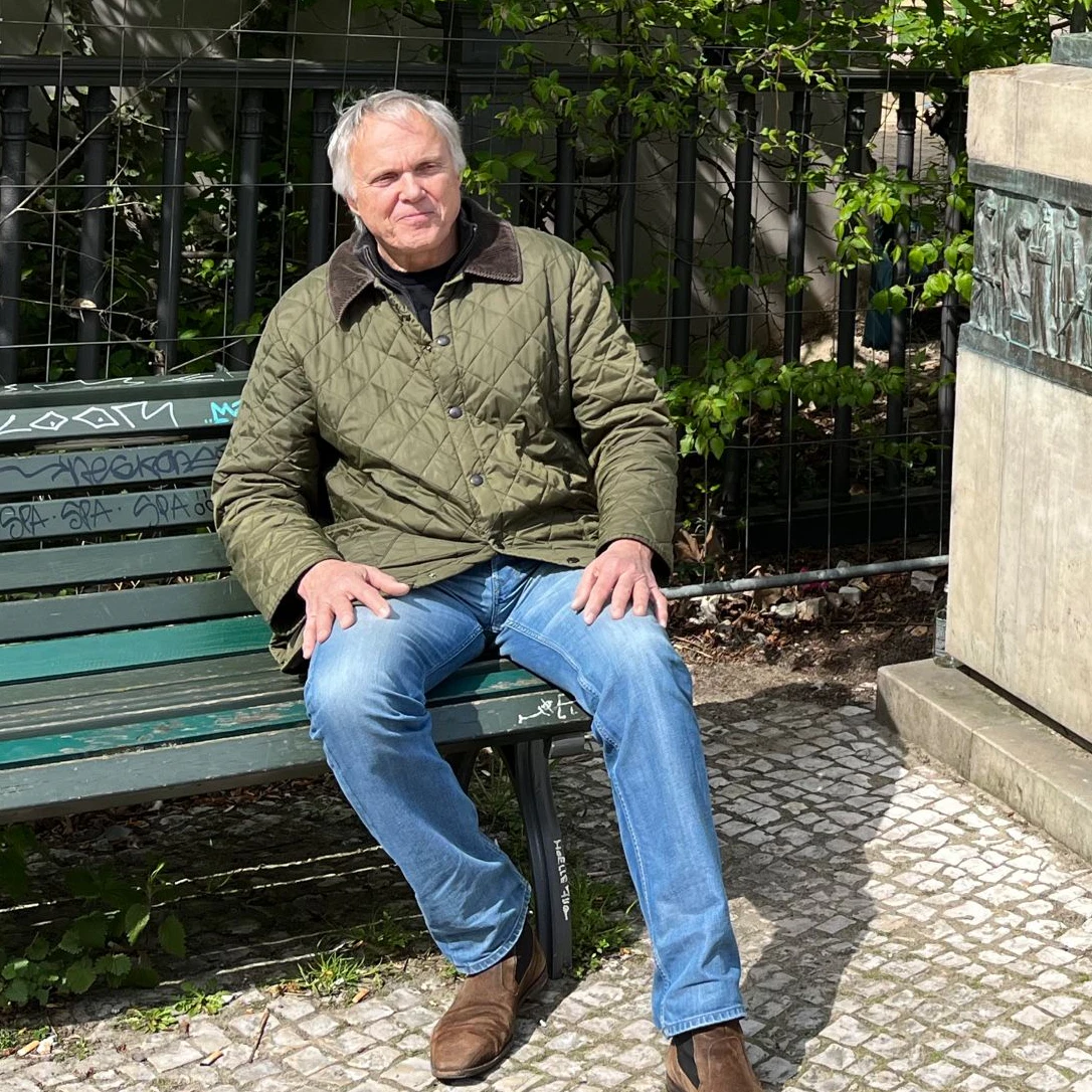 Manfred Uhlitz vom Verein für die Geschichte Berlins am Heine-Denkmal hinter der Neuen Wache in Mitte