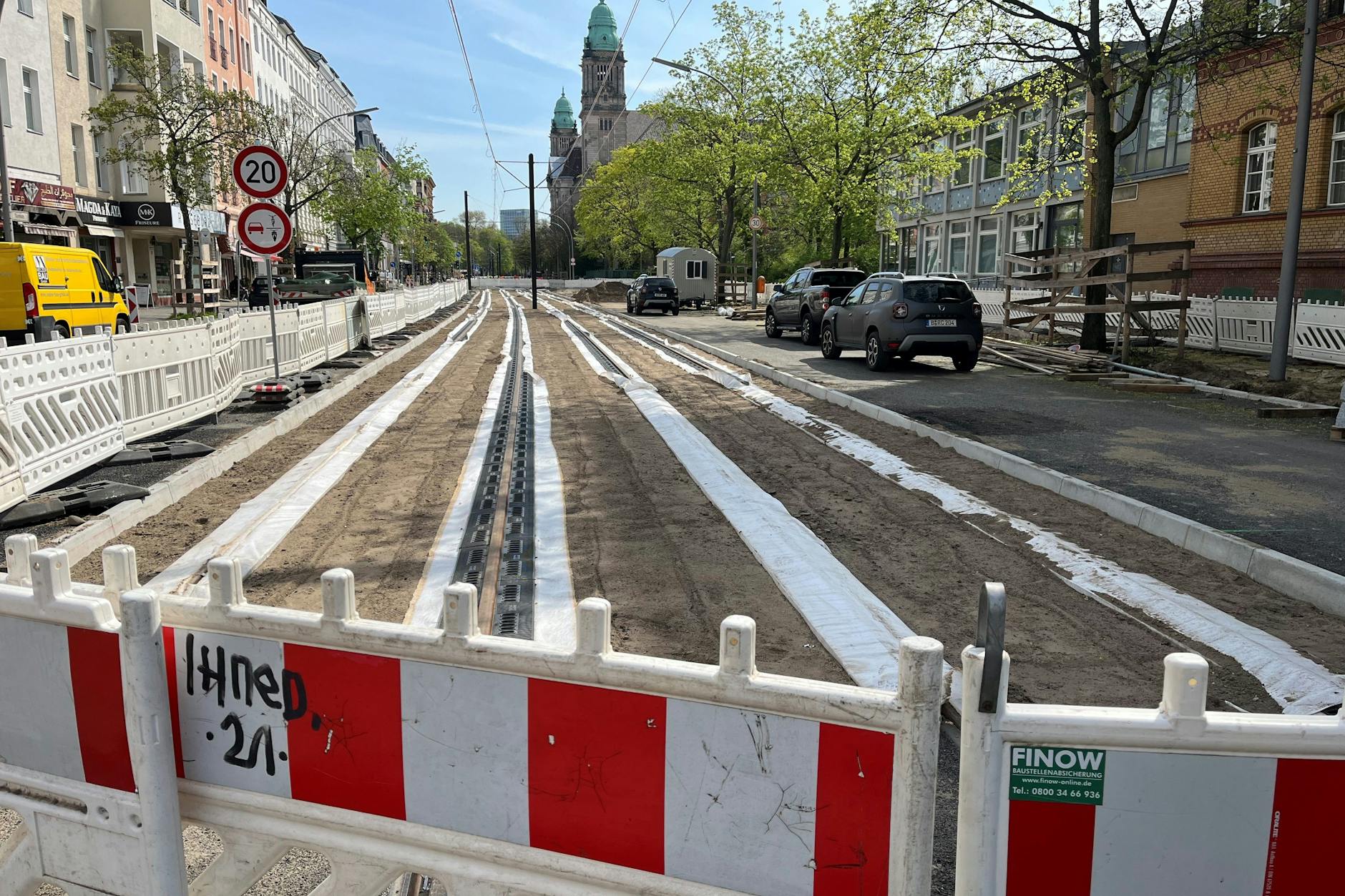 Mit der Straßenbahn ins Gericht: Die Neubaustrecke führt in der Moabiter Turmstraße am Justizgebäude vorbei.