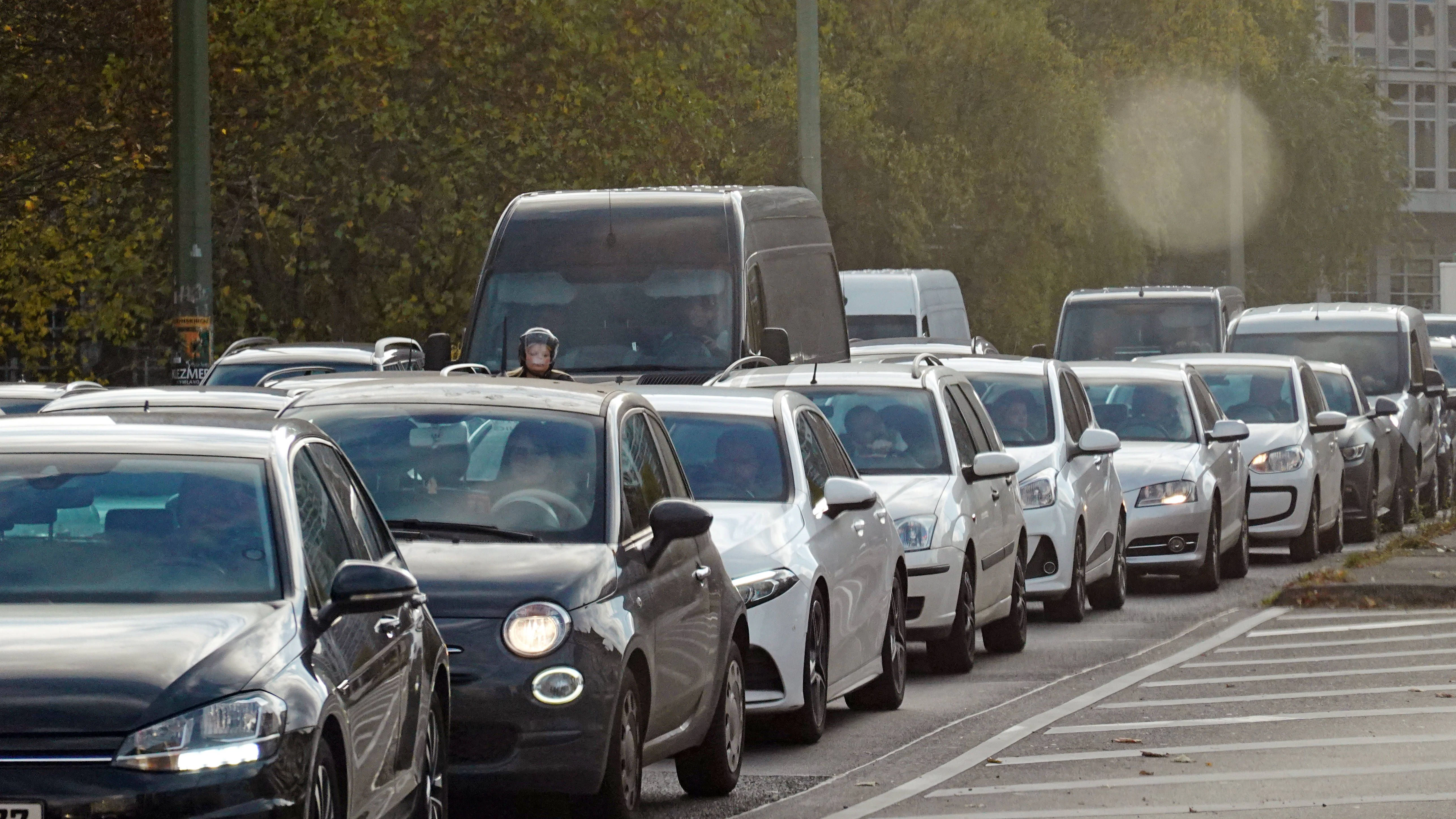Wer in Berlin mit dem Auto unterwegs ist, braucht oft starke Nerven.