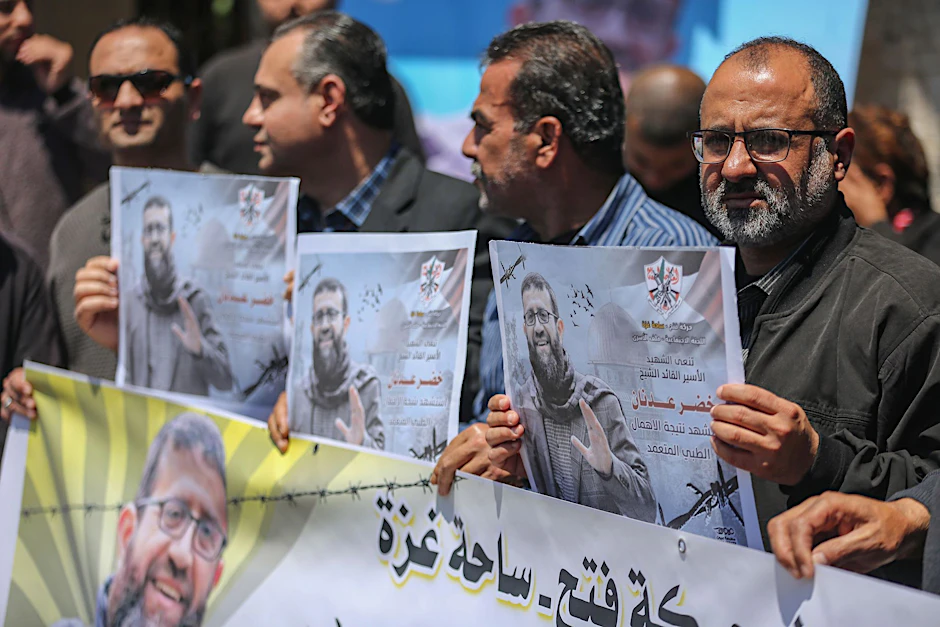 Palästinenser mit Plakaten von Chader Adnan in Gaza-Stadt.  