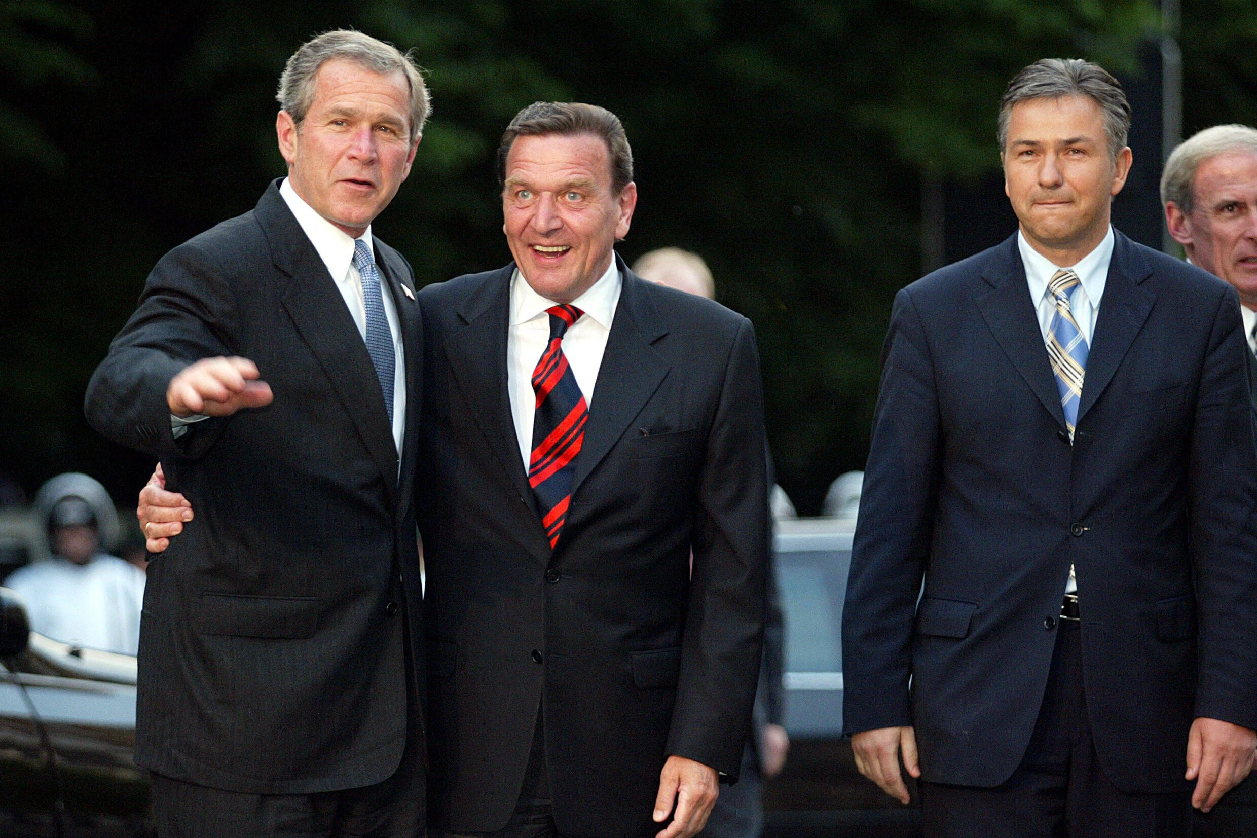 Gleich gibt’s Currywurst: George W. Bush, Gerhard Schröder und Klaus Wowereit vor dem Tucher in Berlin.