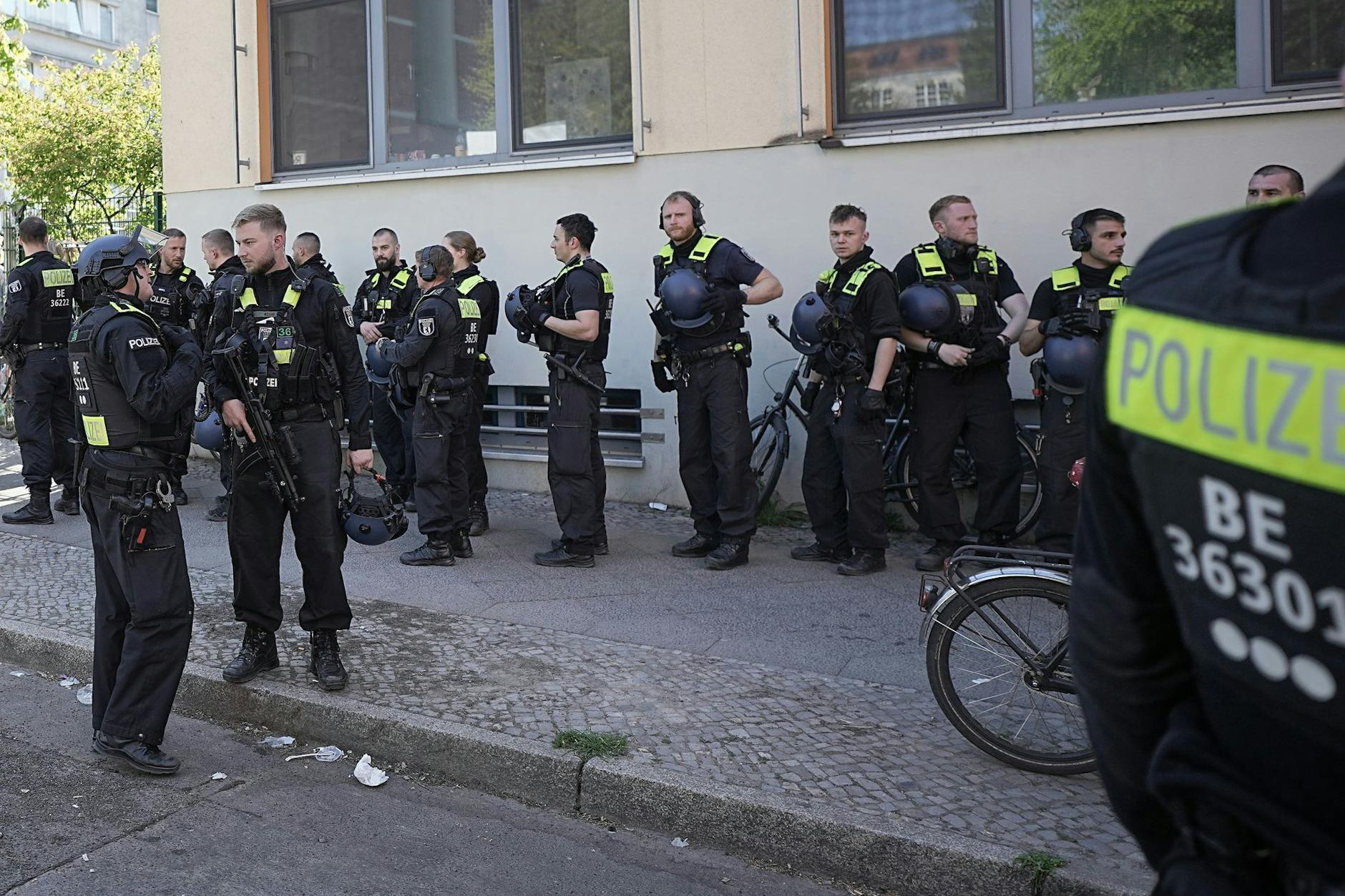 Polizisten bringen sich vor der Schule an der Mainzer Straße in Stellung. 