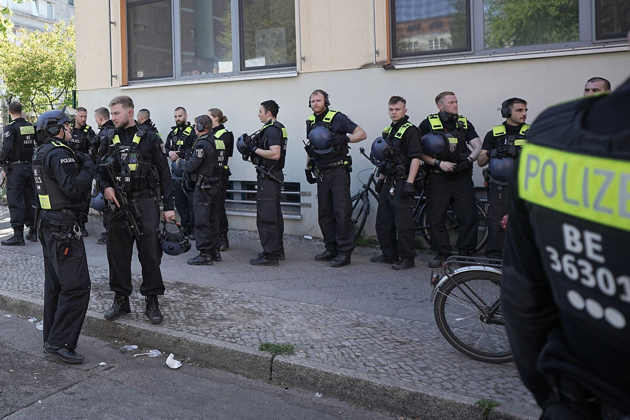 Polizisten bringen sich vor der Schule an der Mainzer Straße in Stellung.&nbsp;