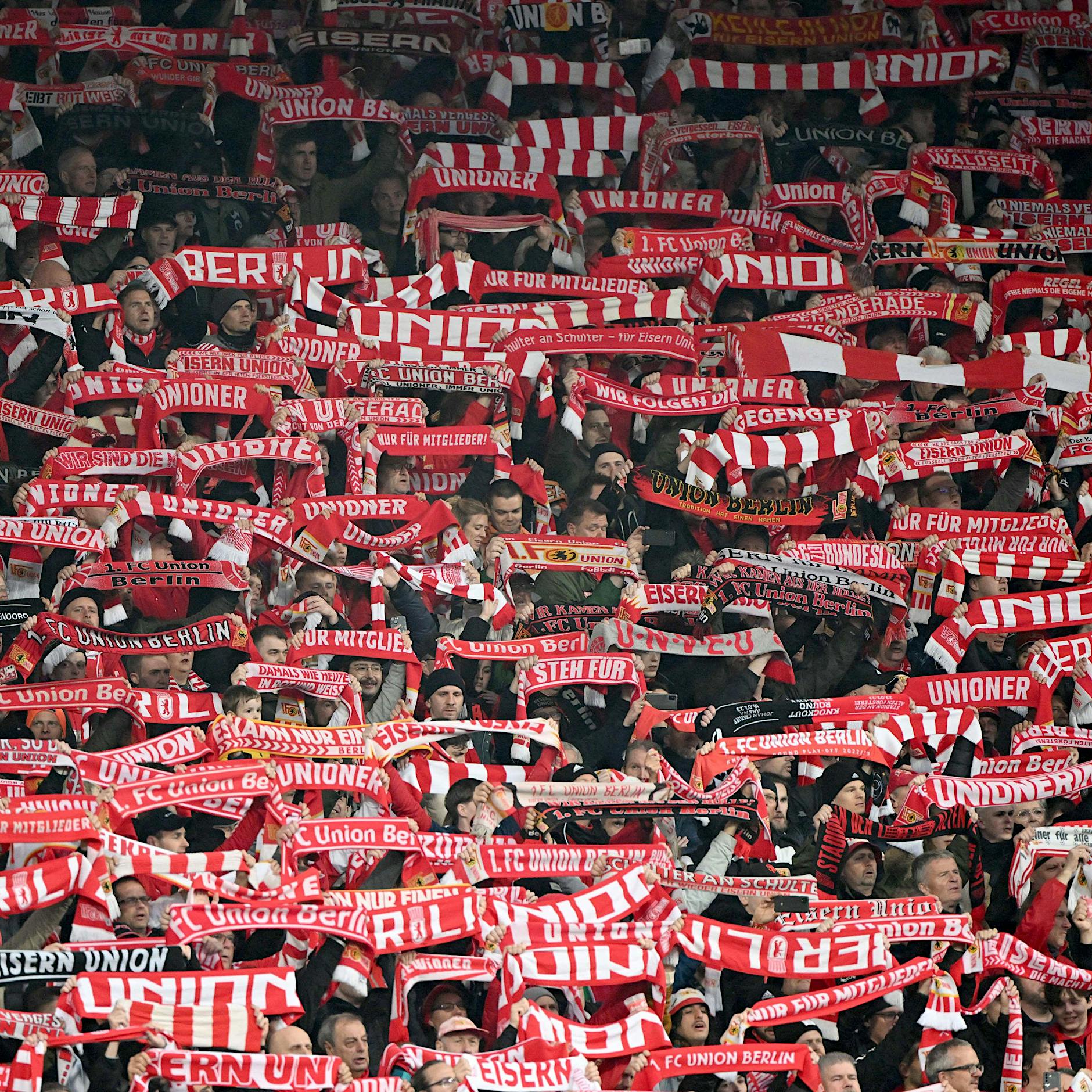 Nina Hagen und Ritter Keule (fast) ganz oben: Fußball-Fans feiern Union
