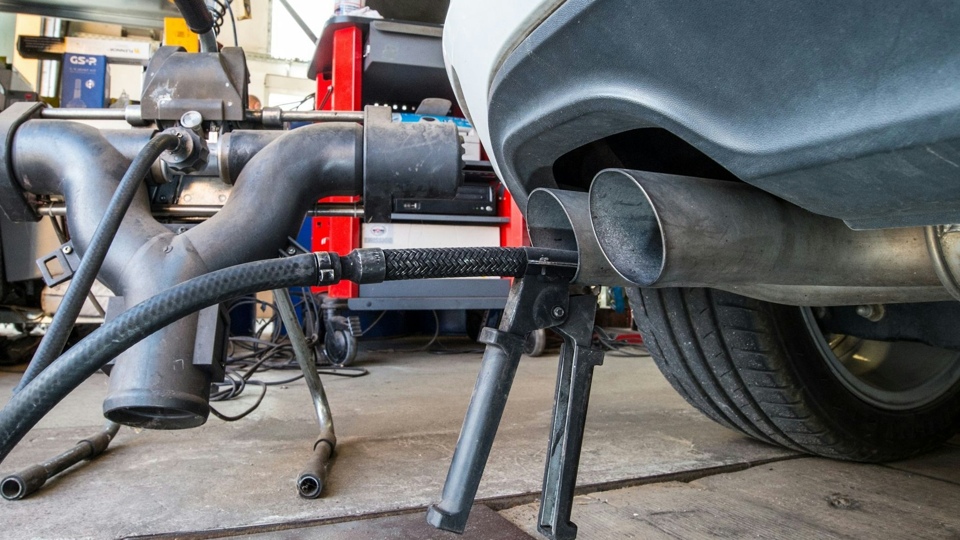 Bei der Abgasuntersuchung stimmten bei den manipulierten Dieselmotoren die Werte, aber nicht auf der Straße.