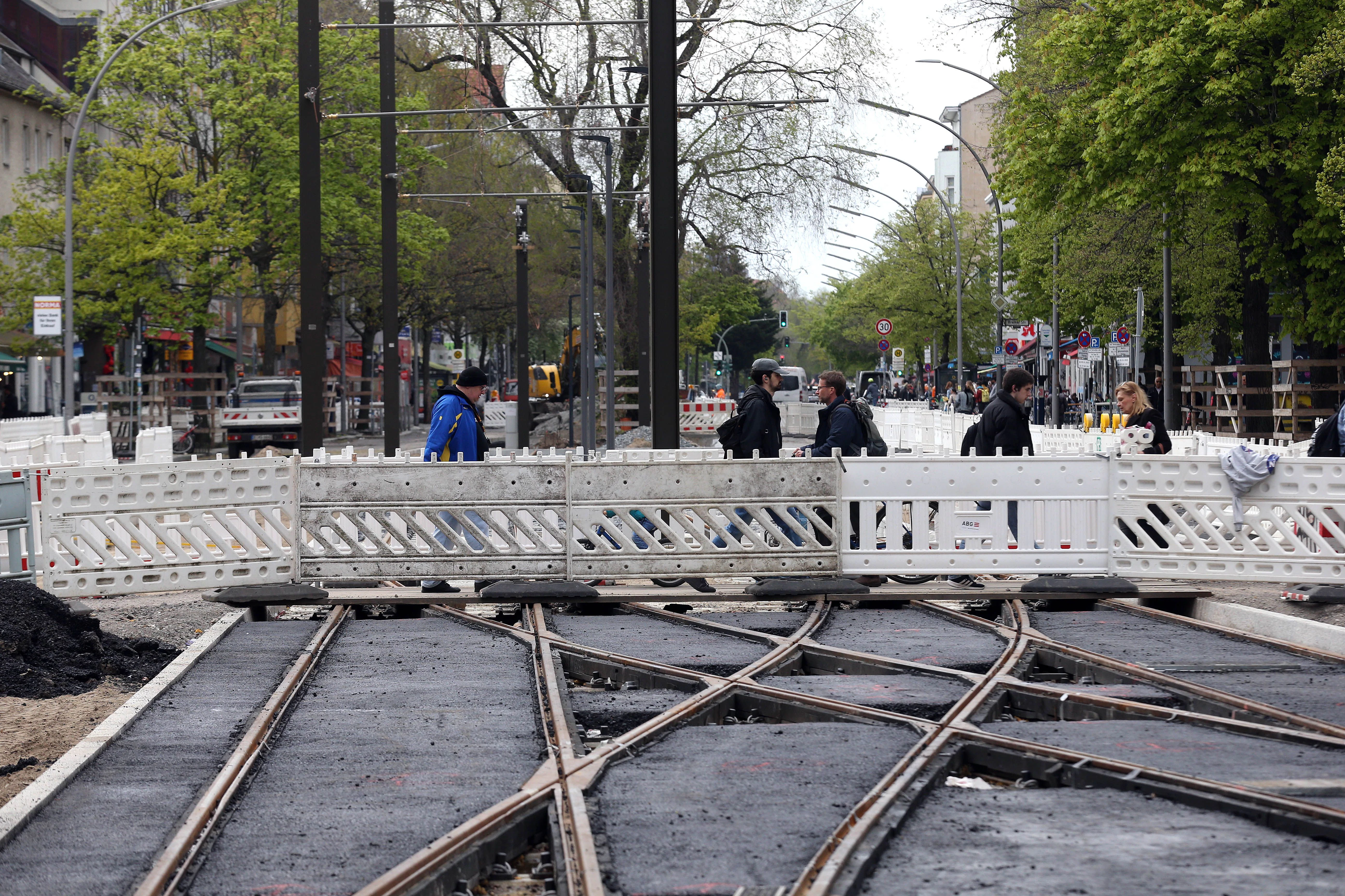 Am vorläufigen Ende der Neubaustrecke an der Turmstraße überqueren Fußgänger auf einem Steg die größte Weiche im Berliner Straßenbahnnetz. Gewicht: 77,6 Tonnen, Länge: 46,1 Meter, maximale Breite: 8,70 Meter