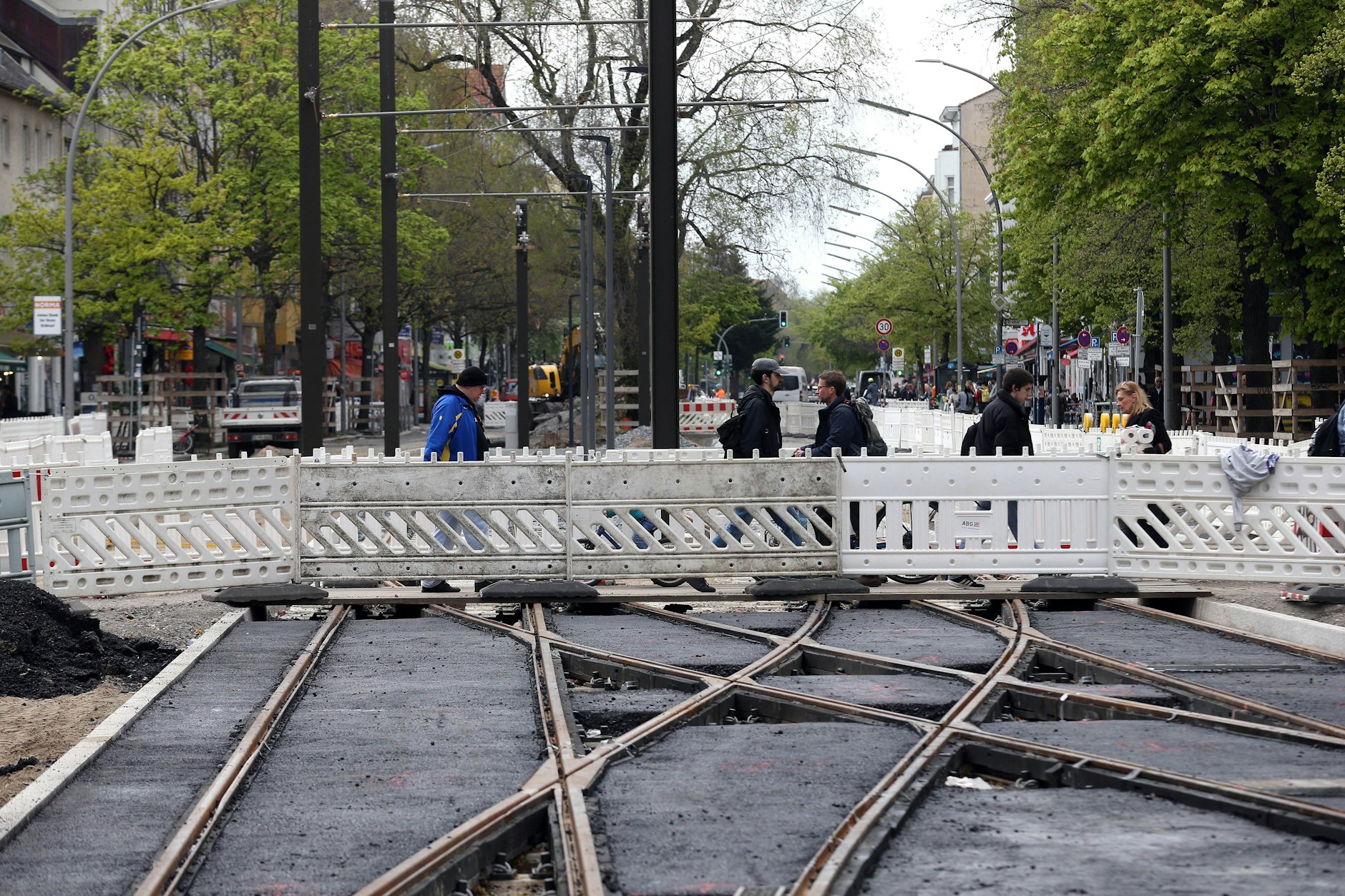 Am vorläufigen Ende der Neubaustrecke an der Turmstraße überqueren Fußgänger auf einem Steg die größte Weiche im Berliner Straßenbahnnetz. Gewicht: 77,6 Tonnen, Länge: 46,1 Meter, maximale Breite: 8,70 Meter