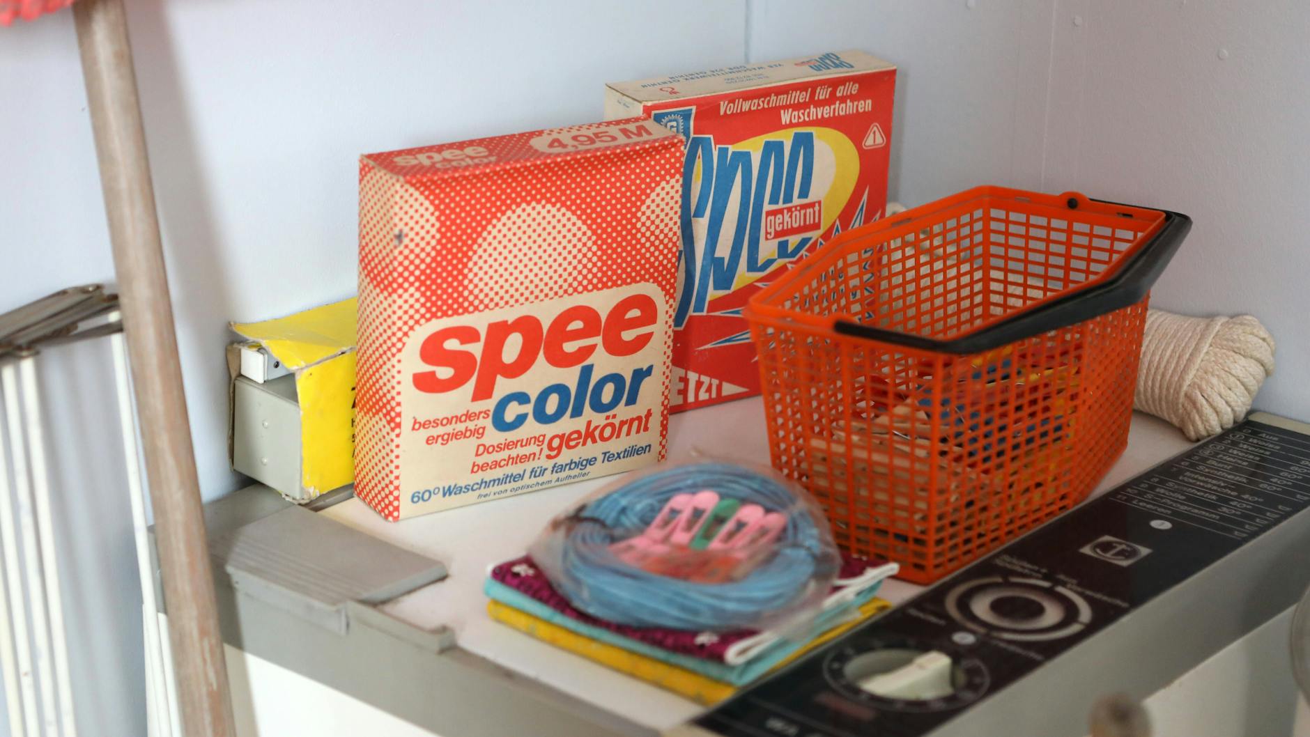 Eine Waschmaschine mit Waschpulver aus der DDR: Auch diese Geräte sind in einigen Haushalten noch in Betrieb.
