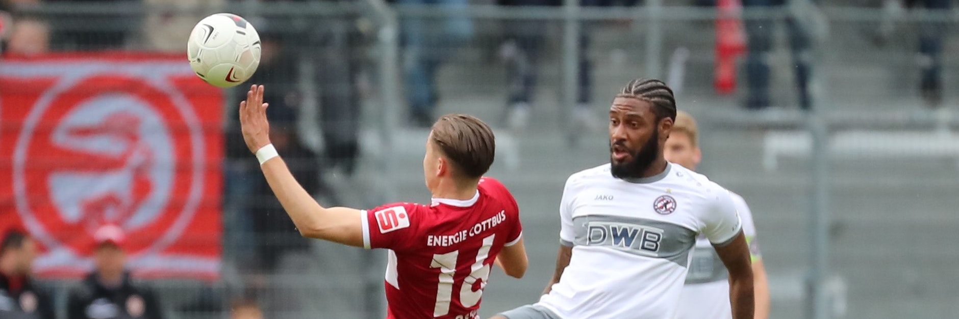 Dominic Duncan – hier im Zweikampf mit Energies Arnel Kujovic – ist derzeit aus dem defensiven Mittelfeld des BFC Dynamo nicht wegzudenken.