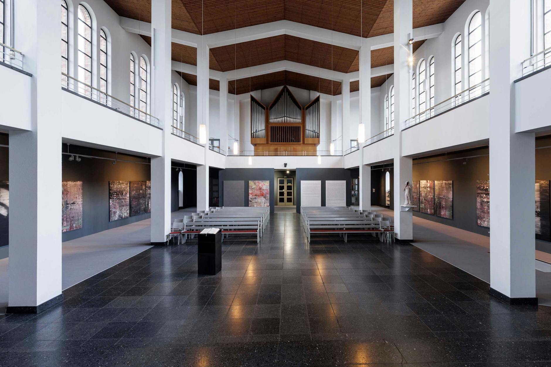 Blick in die St.-Matthäus-Kirche mit Michael Anthony Müllers Installation „Am Abgrund der Bilder“ 