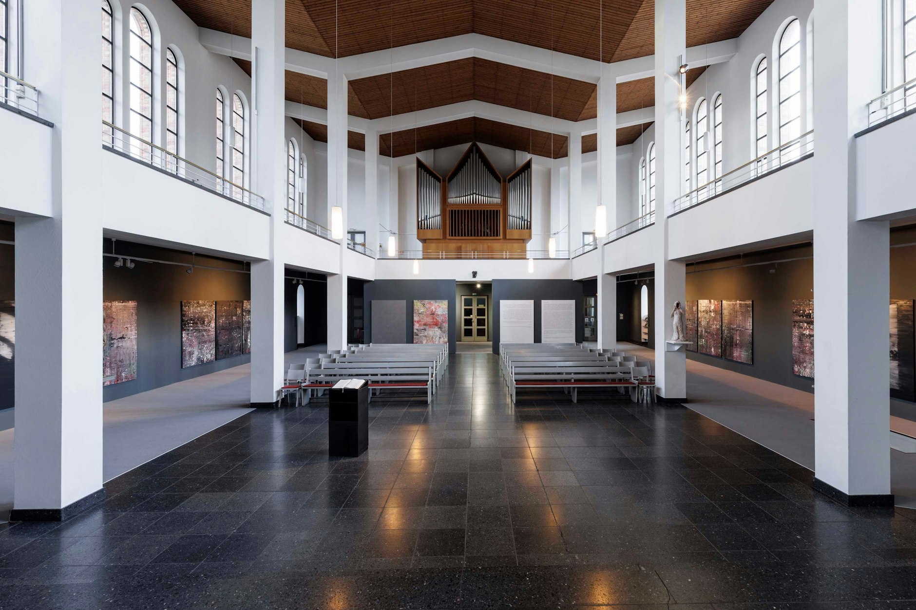 Blick in die St.-Matthäus-Kirche mit Michael Anthony Müllers Installation „Am Abgrund der Bilder“&nbsp;