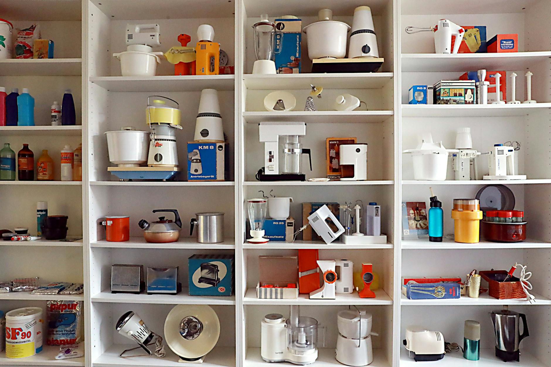 Rührgeräte, Standmixer und viele andere Küchengeräte aus der DDR, hier zu sehen im Haus der Geschichte in der Lutherstadt Wittenberg. So manche Geräte gibt es heute noch in einigen Haushalten – und sie funktionieren.