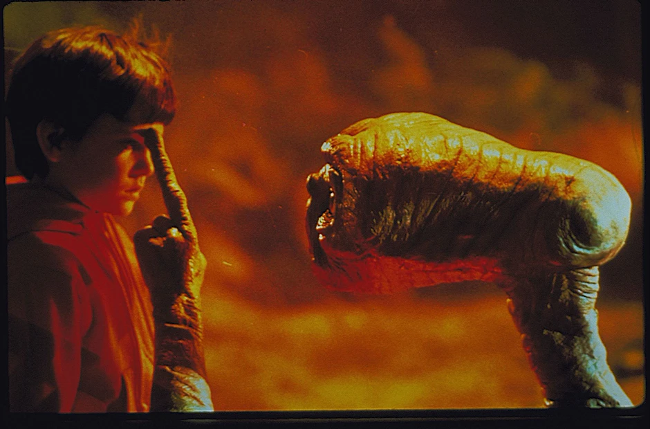 ARCHIV - E.T. hat ungewöhnliche Fähigkeiten, die er Elliott (Henry Thomas) zeigt - eine Szene aus «E.T. - Der Außerirdische» (undatiert). Vor 40 Jahren kam das amerikanische Sci-Fi-Märchen auf den Markt.  