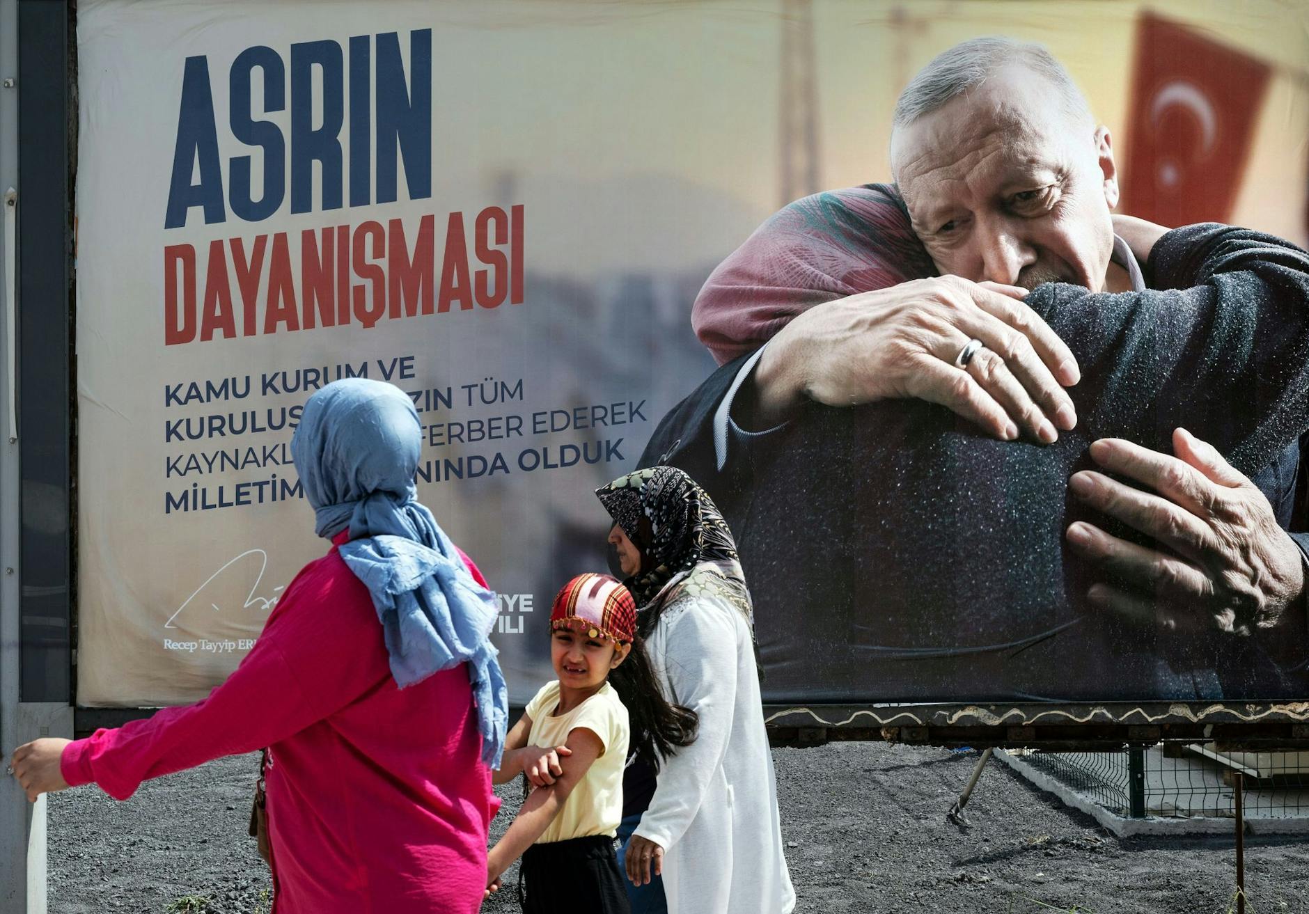 ARCHIV - Ein Wahlplakat der AKP mit dem türkischen Präsidenten Erdogan darauf hängt an einer Straße in der Nähe des Hafens von Iskenderum.