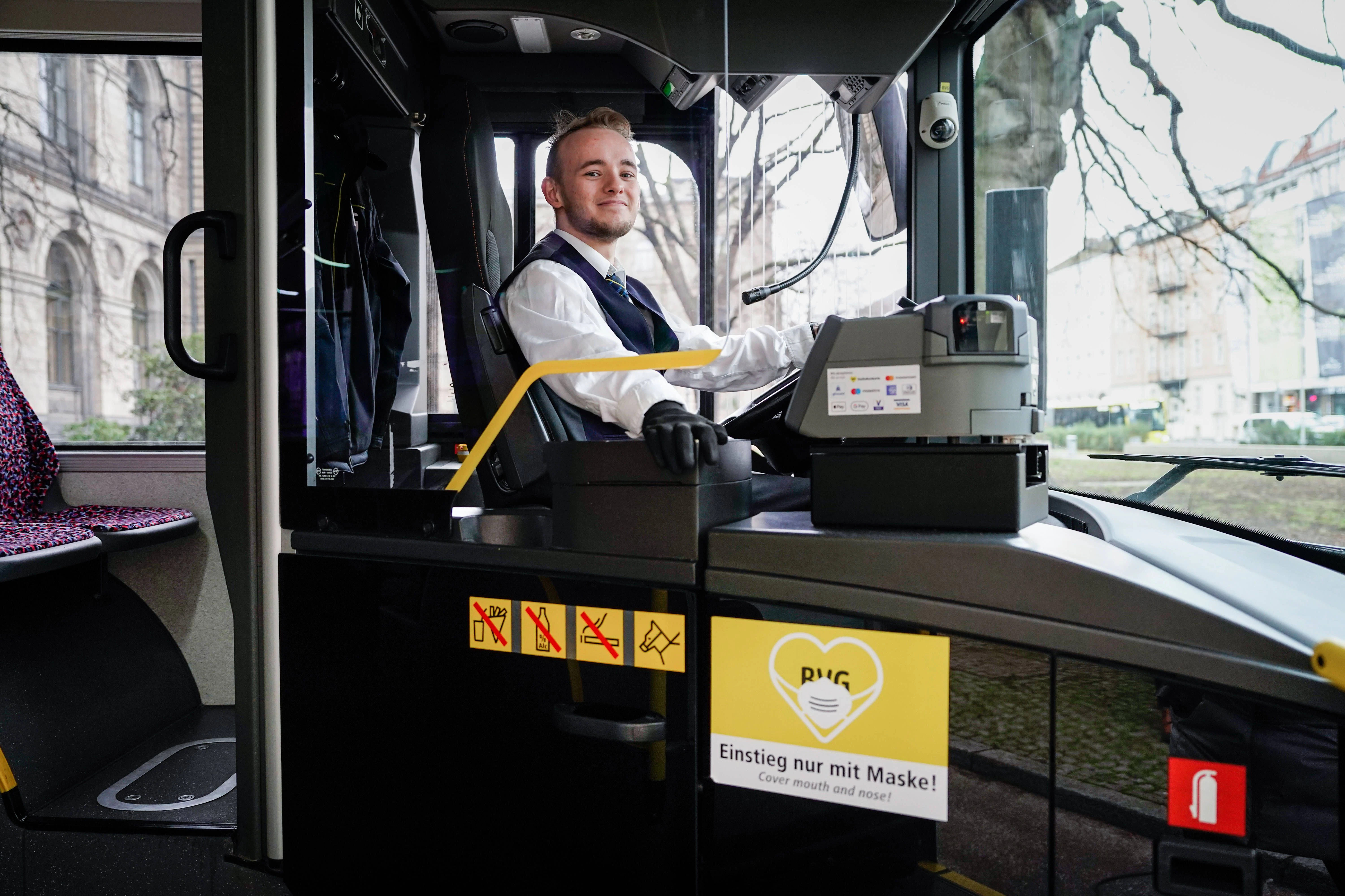 Bitte einsteigen – und Chipkarte ans Kontrollterminal halten! Ein Bus der Berliner Verkehrsbetriebe (BVG)