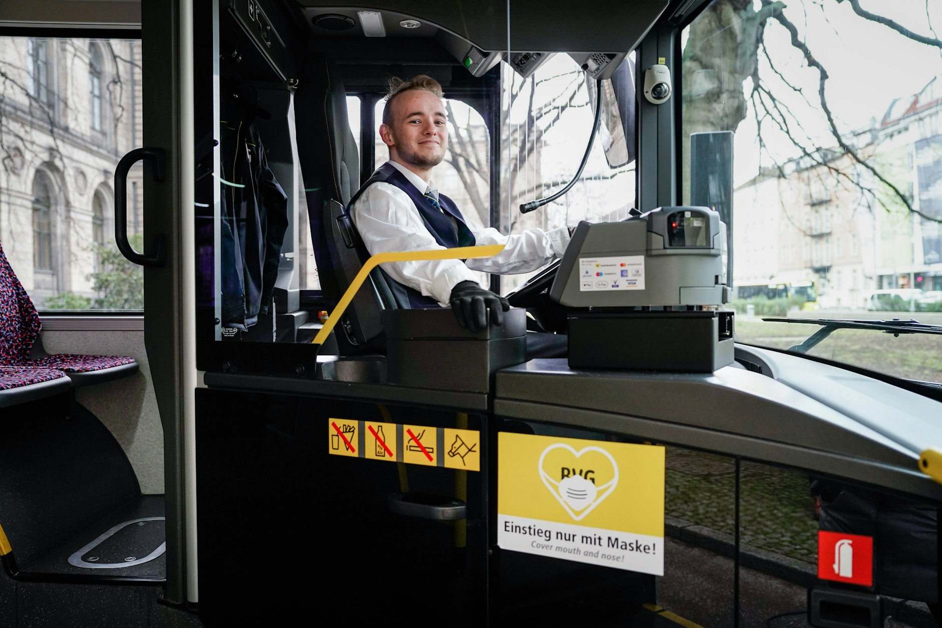 Bitte einsteigen – und Chipkarte ans Kontrollterminal halten! Ein Bus der Berliner Verkehrsbetriebe (BVG)