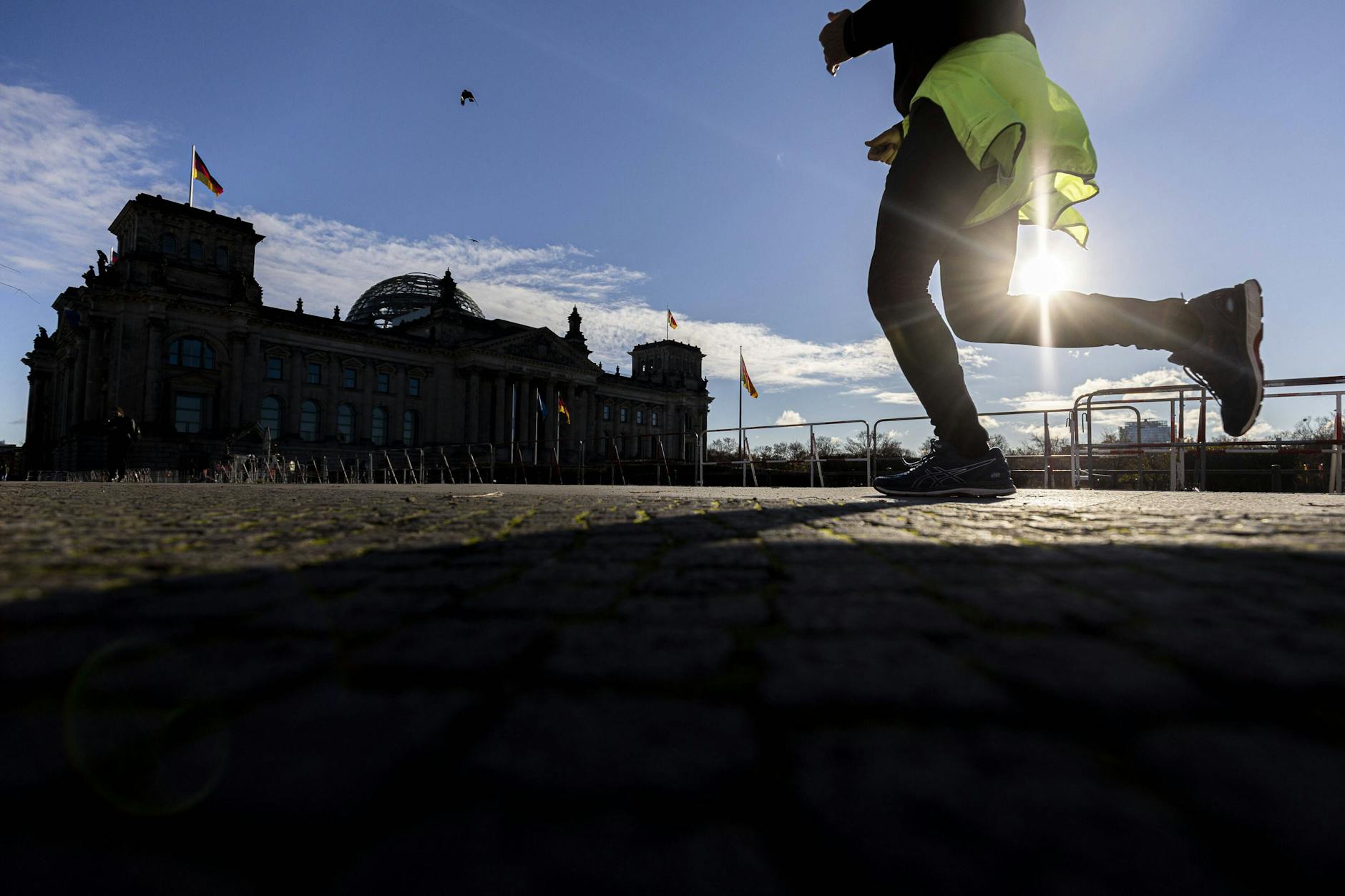 Ein Jogger vor dem Reichstag in Berlin
