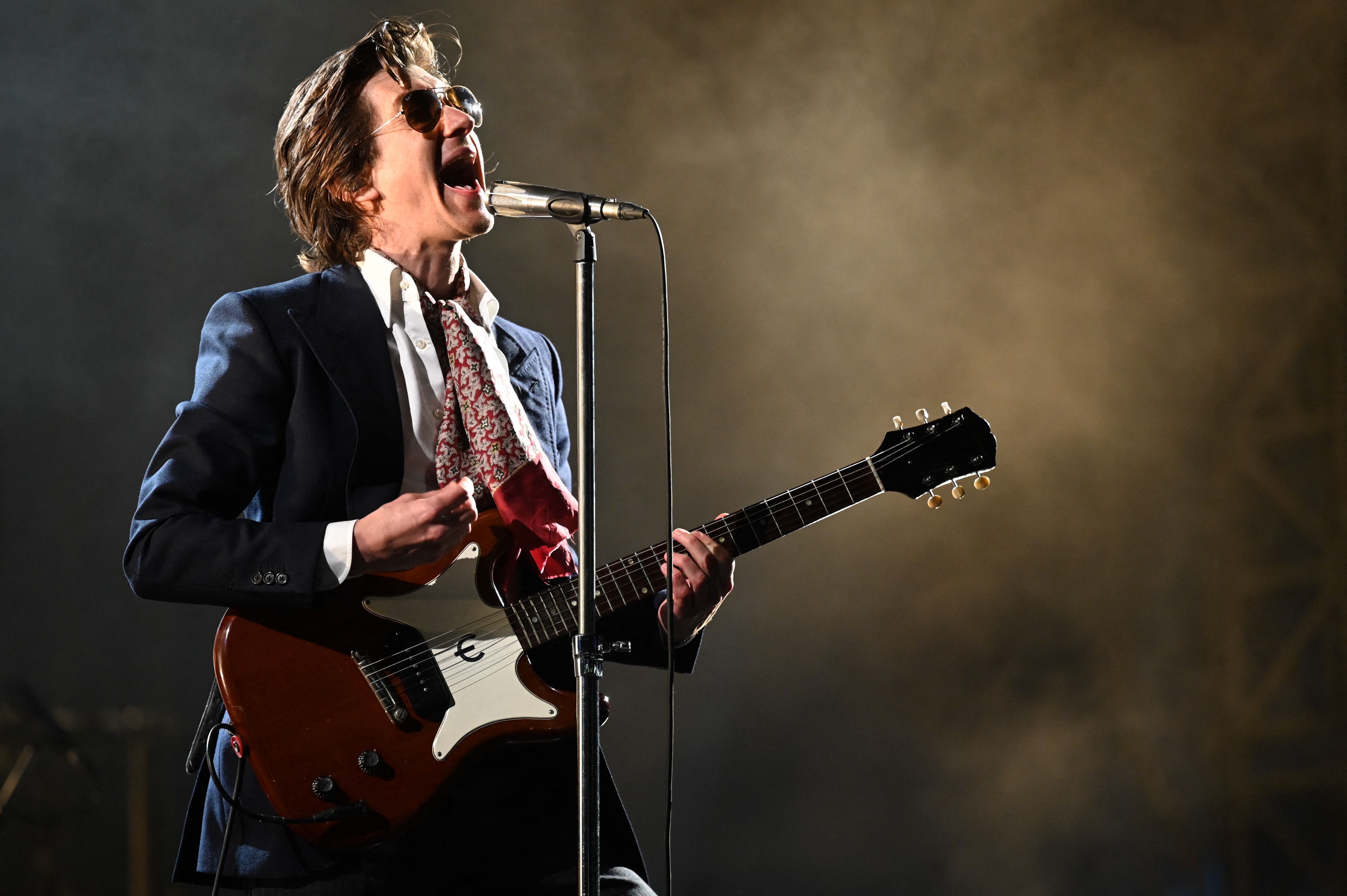 Zwischen Hochglanz-Satire und Mitgröl-Hymnen: Arctic Monkeys in der Mercedes-Benz-Arena