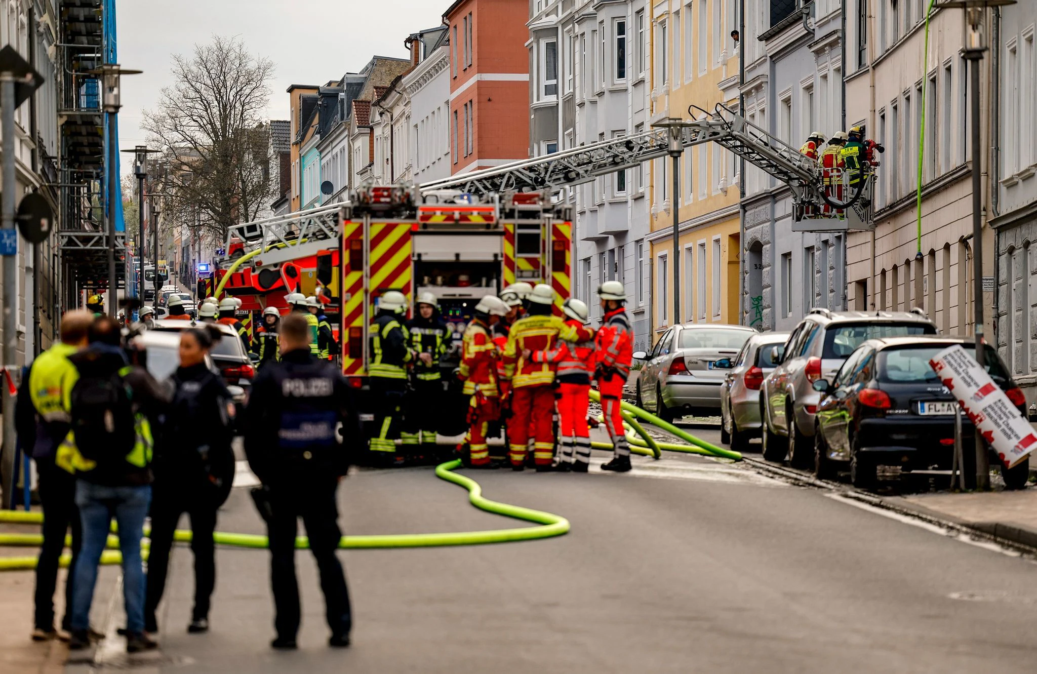 Der Brand war den Angaben der Feuerwehr und der Stadt Flensburg zufolge kurz vor 17.00 Uhr ausgebrochen  