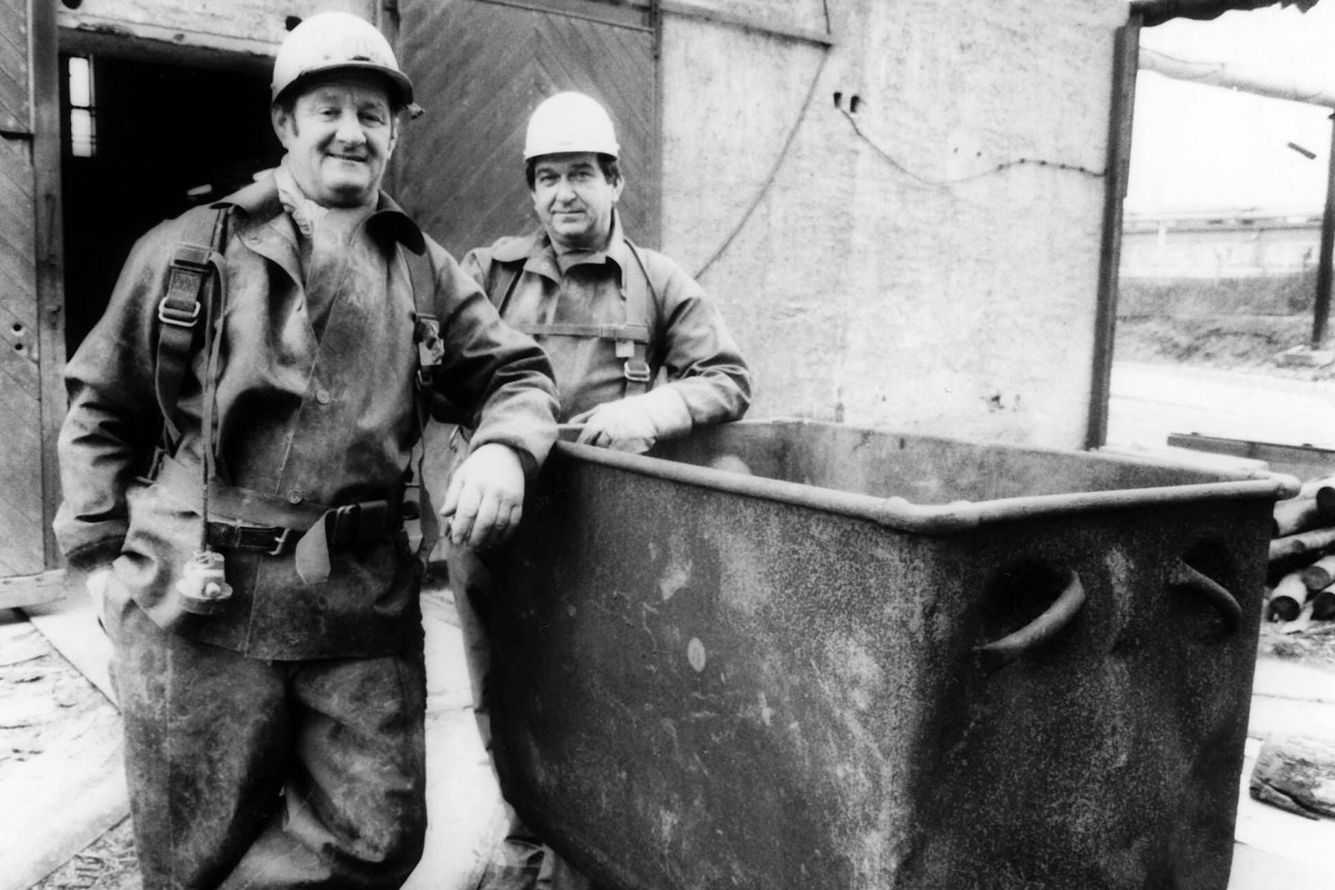 Kumpel neben einer Lore auf dem Gelände des Wismut-Werkes in Dresden-Gittersee.