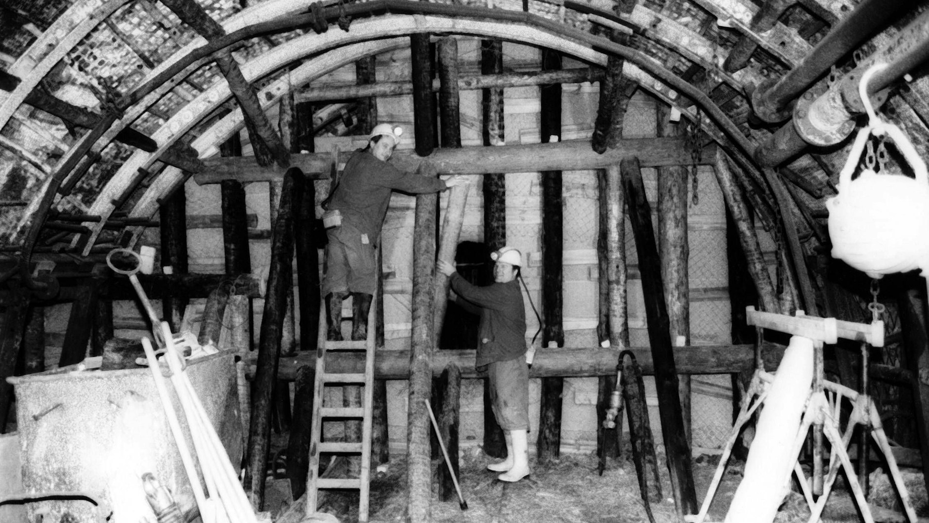 Kumpel verschließen einen Stollen des Wismut-Werkes in Dresden-Gittersee.