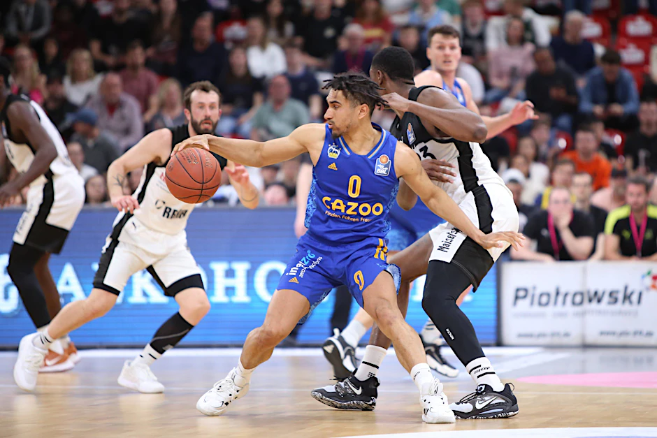 Maodo Lo (am Ball) war Alba Berlins bester Werfer beim Sieg in Bayreuth.