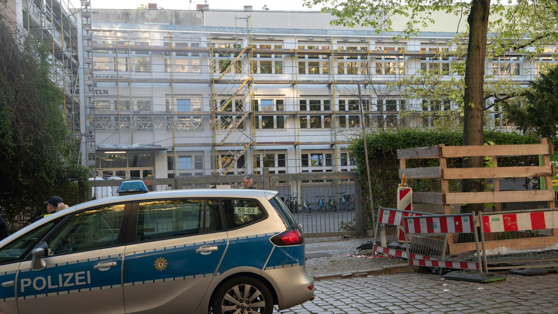 Ein Polizeiwagen steht am frühen Morgen vor der evangelischen Schule Neukölln an der Mainzer Straße. Dort hatte gestern Nachmittag ein Mann aus bislang ungeklärten Gründen zwei Schülerinnen mit einem Messer attackiert. 