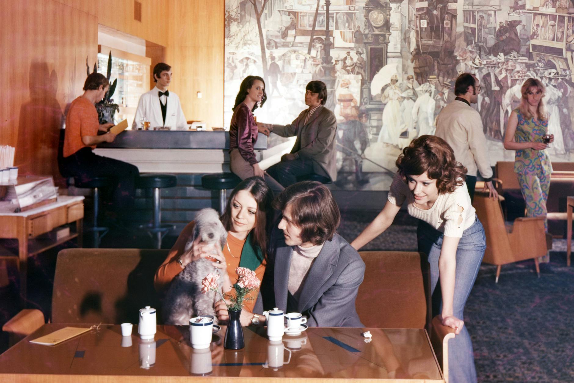 Ost-Berlin, 1972: Menschen in einem Café