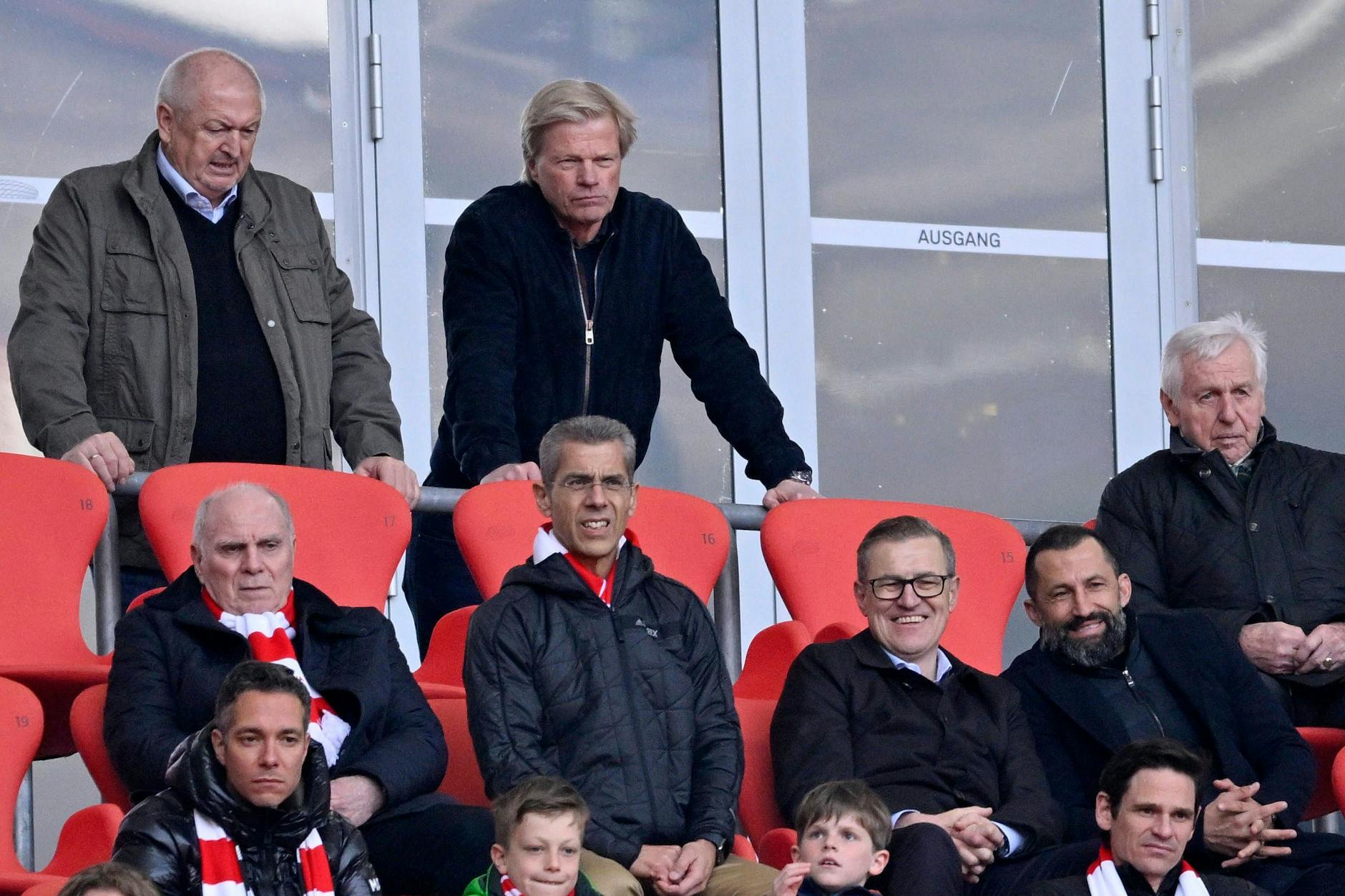 Ehrenpräsident Uli Hoeneß (l.) soll über das Schicksal von Boss Oliver Kahn (o.) und Hasan Salihamidzic (2.v.r.) beim FC Bayern entscheiden.
