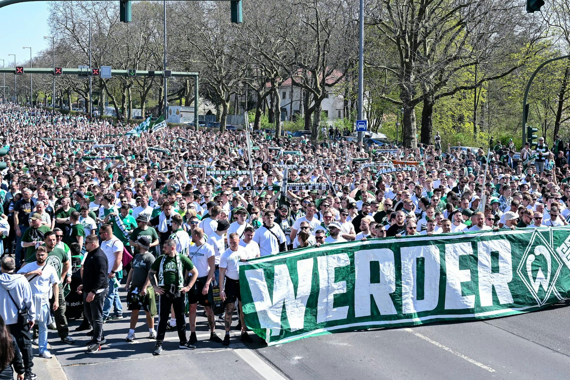 Vor zwei Wochen pilgerten Tausende Fans von Werder Bremen zum Spiel bei Hertha BSC, legten dabei sogar die Heerstraße lahm. 