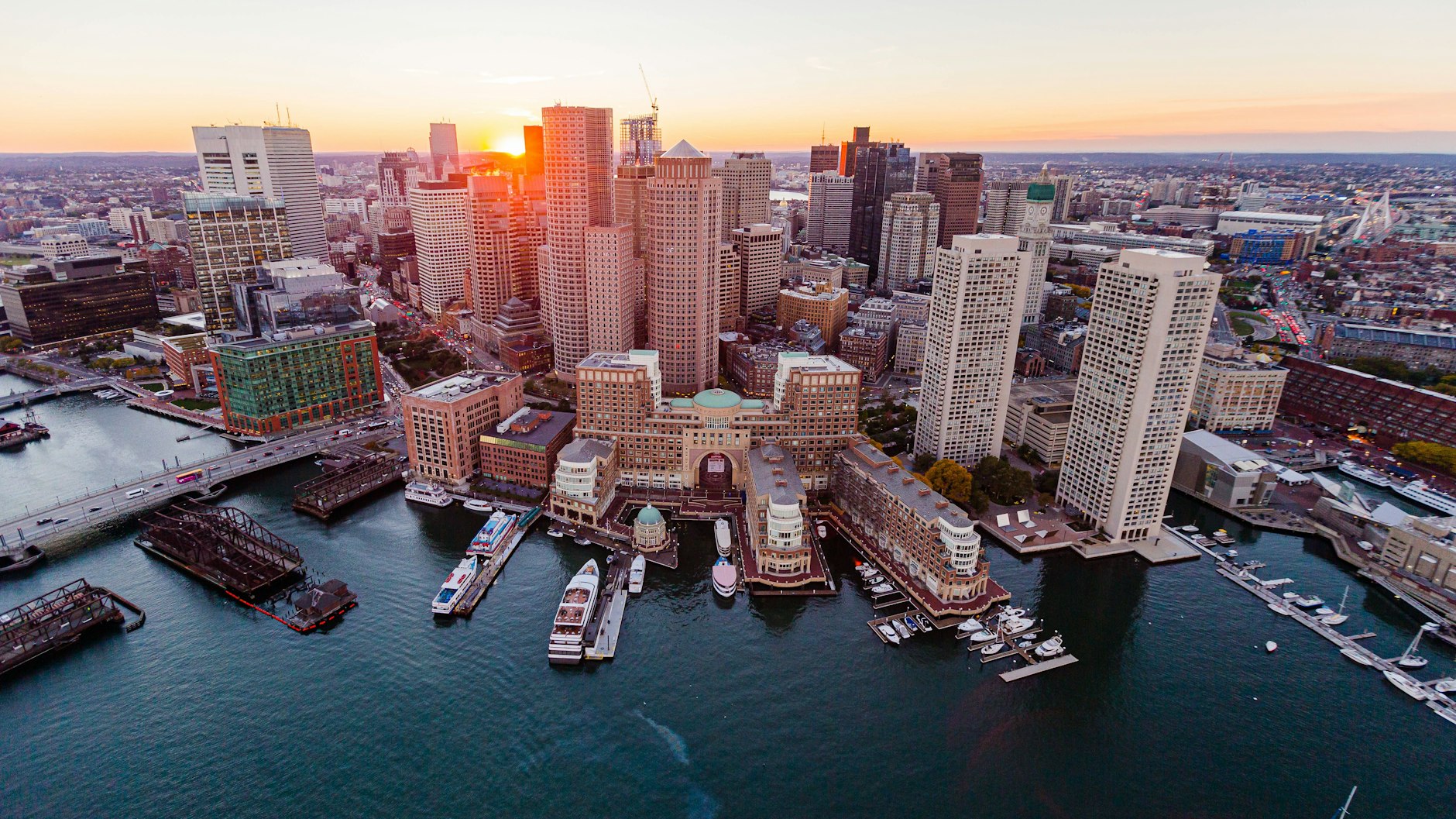 Die Skyline von Boston. Die Stadt ist die größte Stadt des US-Bundesstaates Massachusetts. Die Harvard Bridge mit ihren Markierungen ist in der Stadt gut bekannt.