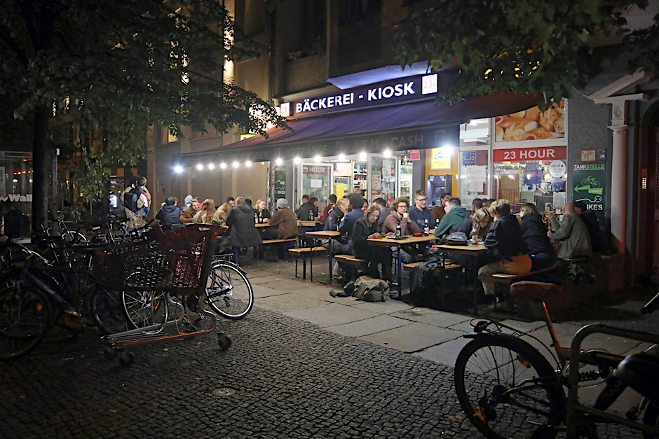 Der Späti am Rosenthaler Platz sorgt immer wieder für Diskussionen, weil hier draußen gefeiert wird.