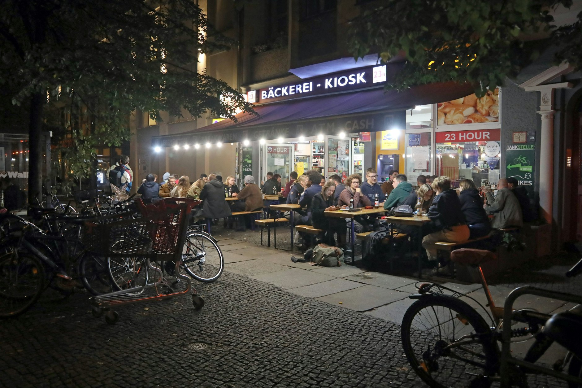 Der Späti am Rosenthaler Platz sorgt immer wieder für Diskussionen, weil hier draußen gefeiert wird.