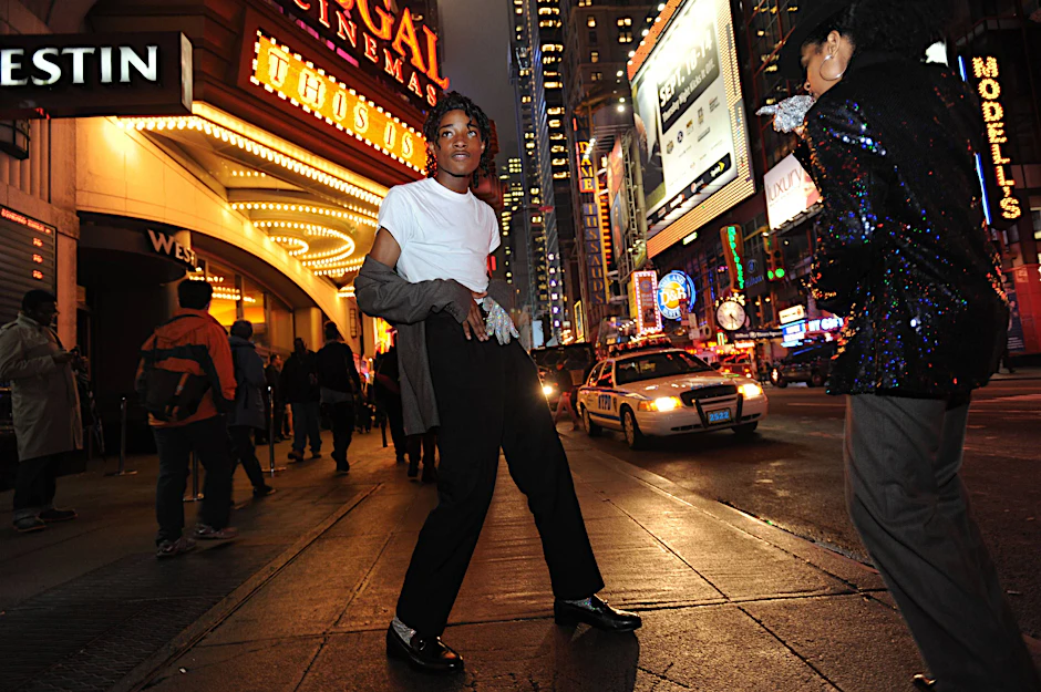 Jordan Neely war obdachlos und verdiente sich ein paar Almosen als Imitator von Michael Jackson hinzu. Das Foto zeigt ihn im Jahr 2009 vor einem Kino in New York.
