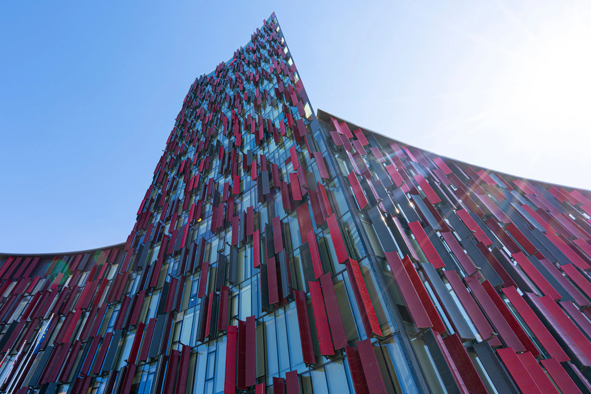 Tirana überrascht mit moderner Architektur: bunt, gewagt und futuristisch.