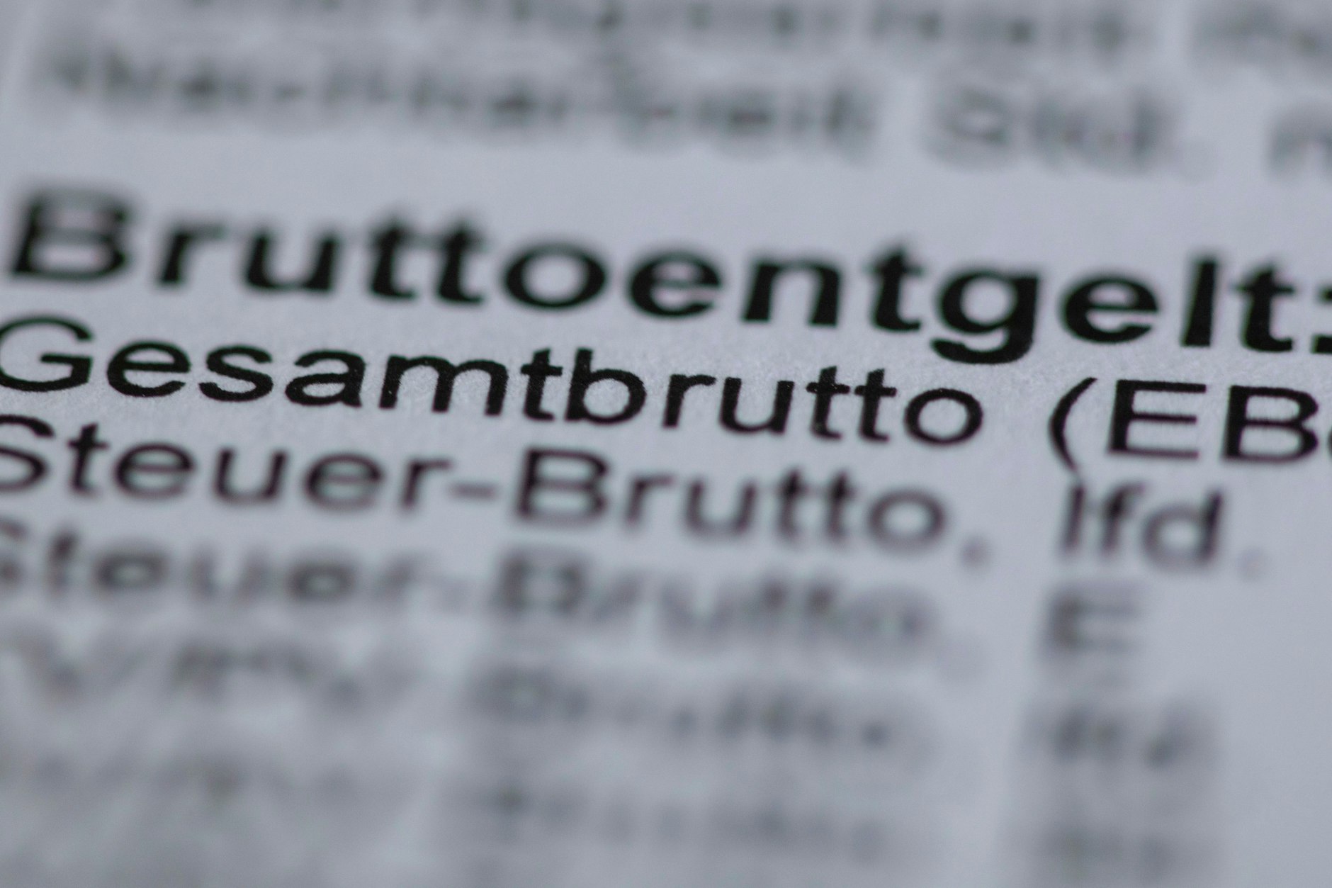 Viele Beschäftigte in Deutschland bekommen ab 1. Juli automatisch weniger Gehalt.