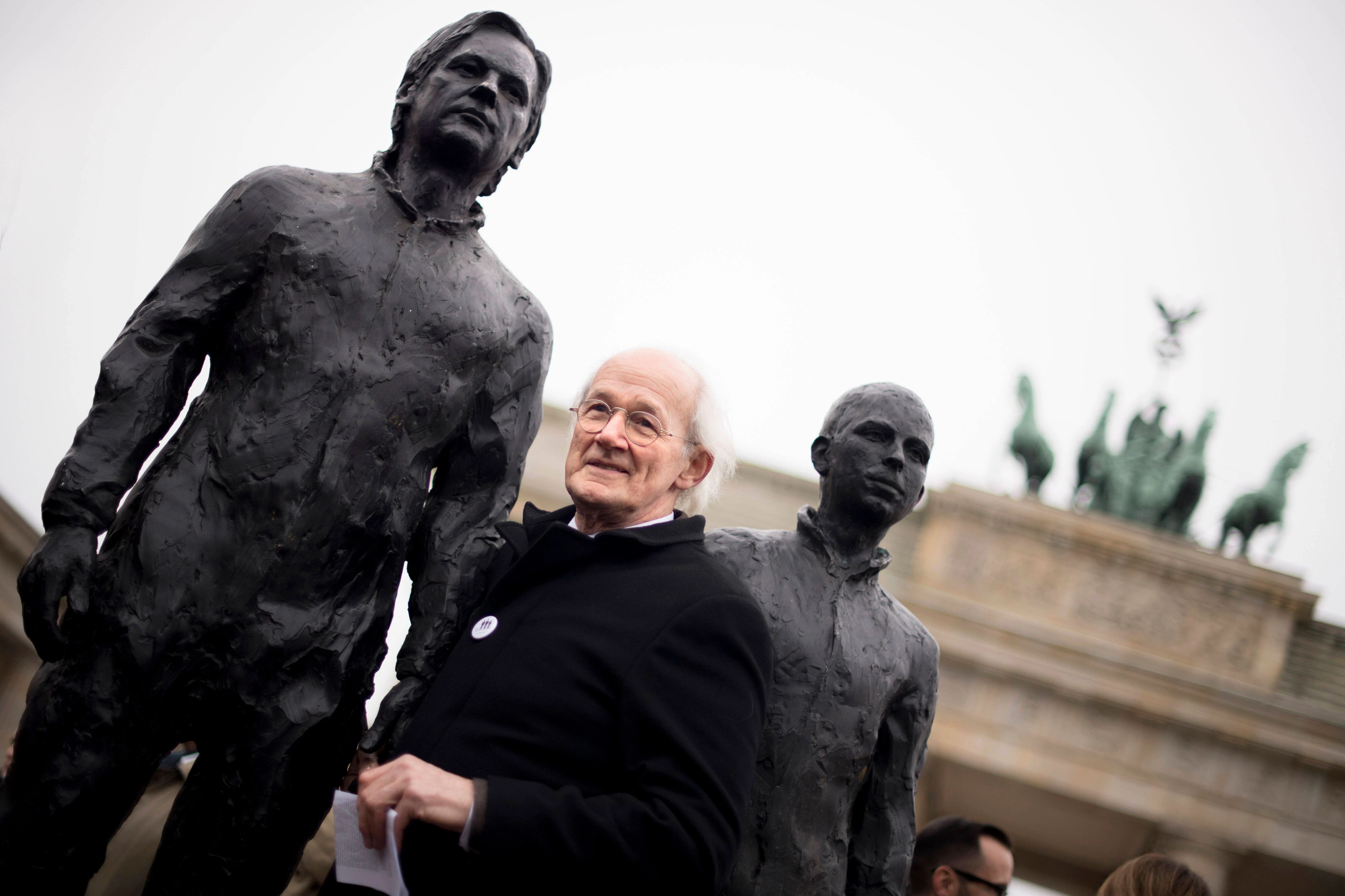 Berlin: John Shipton, Vater von Julian Assange, vor der Skulptur „Anything to say“ von Davide Dormino.