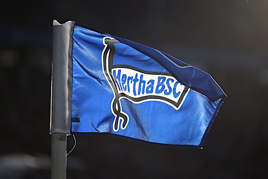 ARCHIV - Eine Eckfahne mit dem Hertha-Logo weht im Wind.  