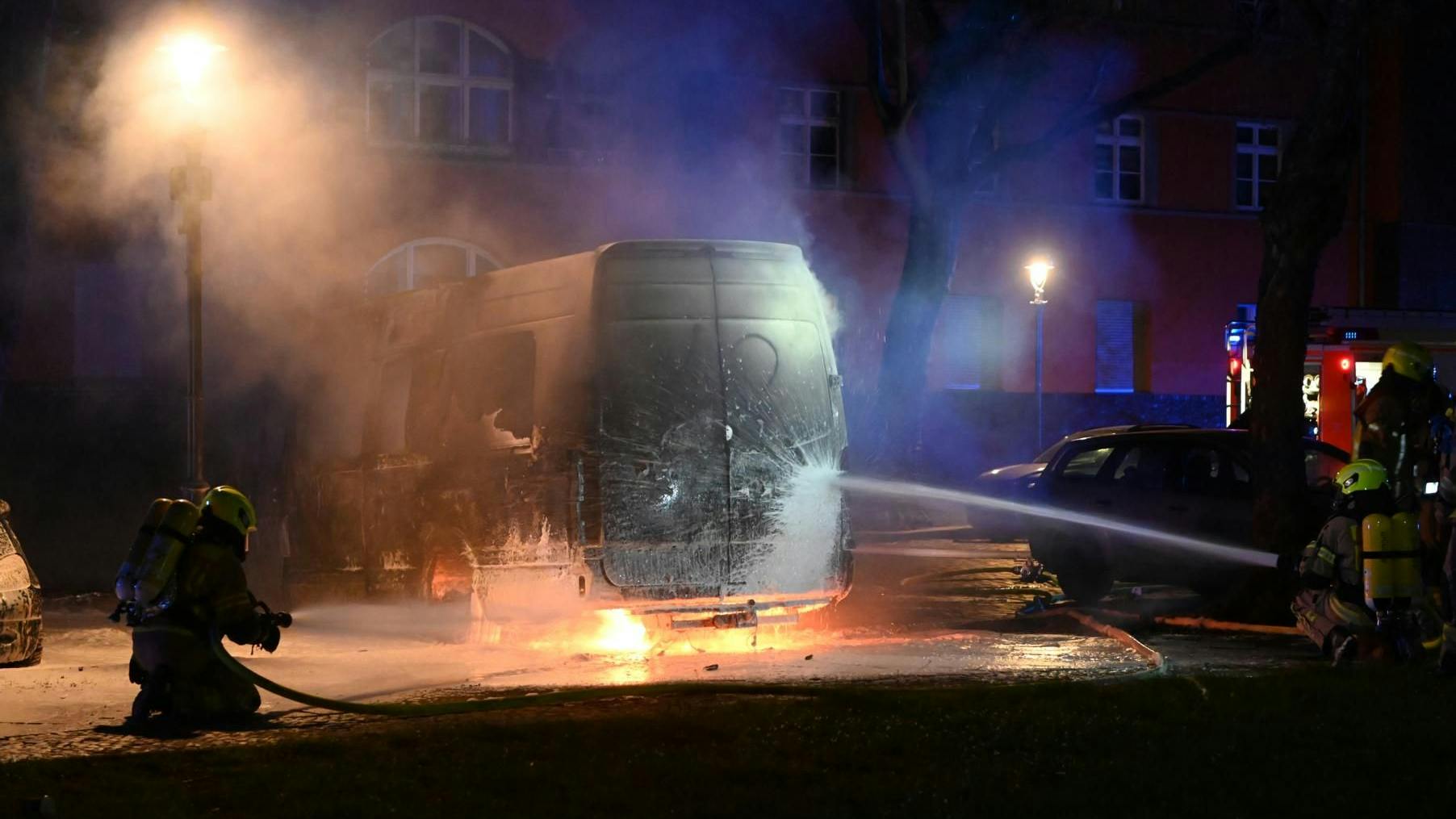 Einsatzkräfte der Feuerwehr am Brandort.