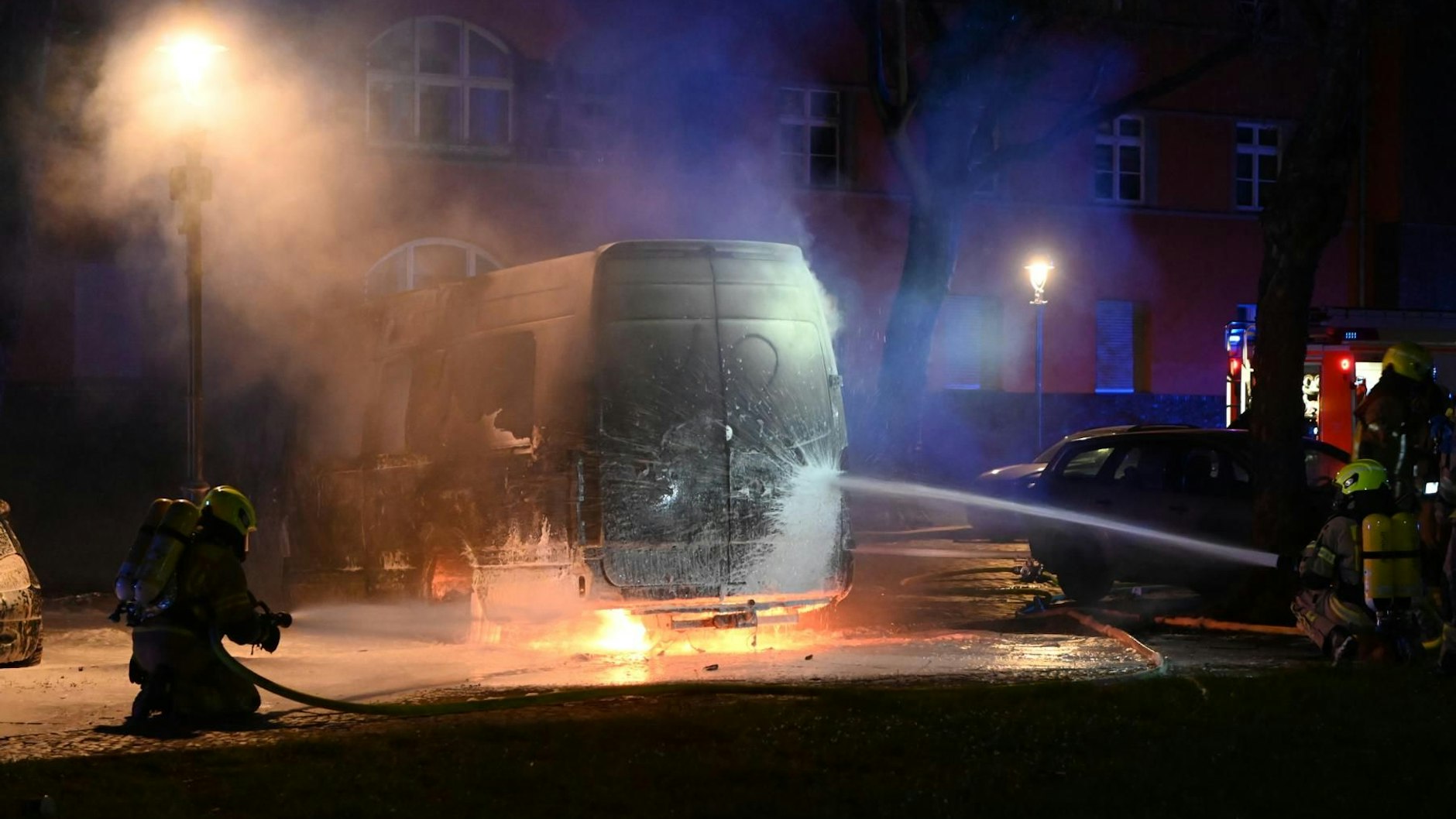 Einsatzkräfte der Feuerwehr am Brandort.