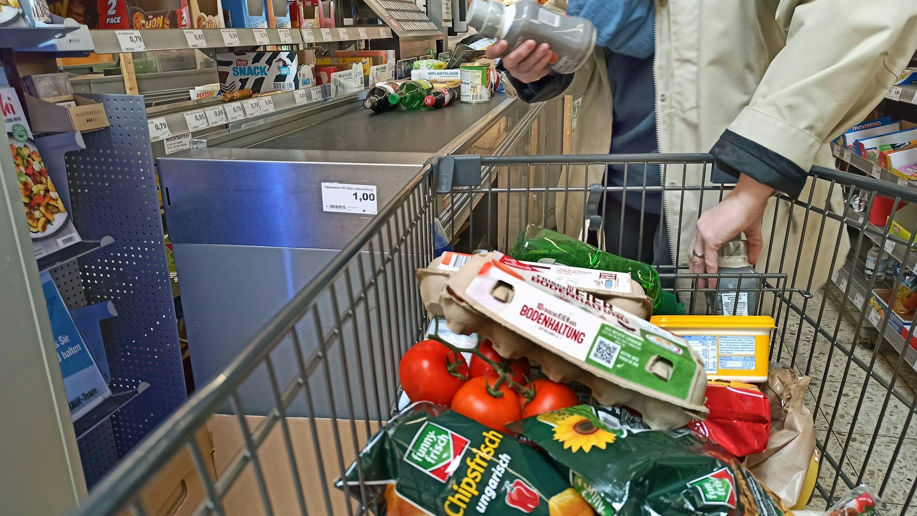 An der Kasse wollen Discounter und Supermärkte Sie zum Kaufen verleiten.