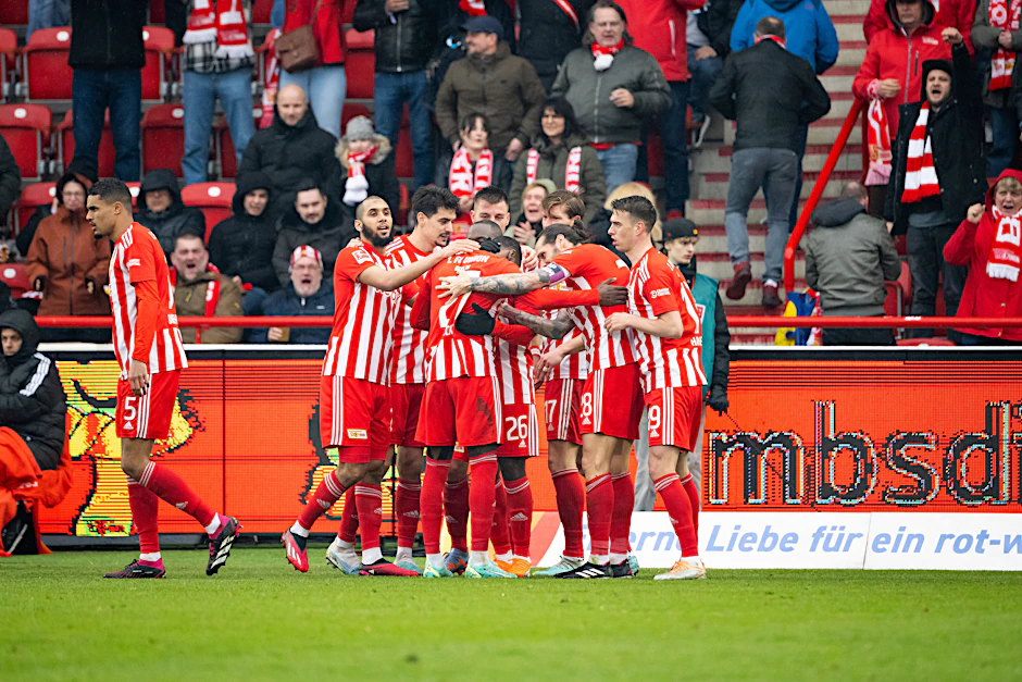 Für Jubel wie hier gegen Stuttgart schwitzt Union derzeit im Trainingslager am Tegernsee. Dann soll es auch mit einem Sieg in Augsburg klappen.