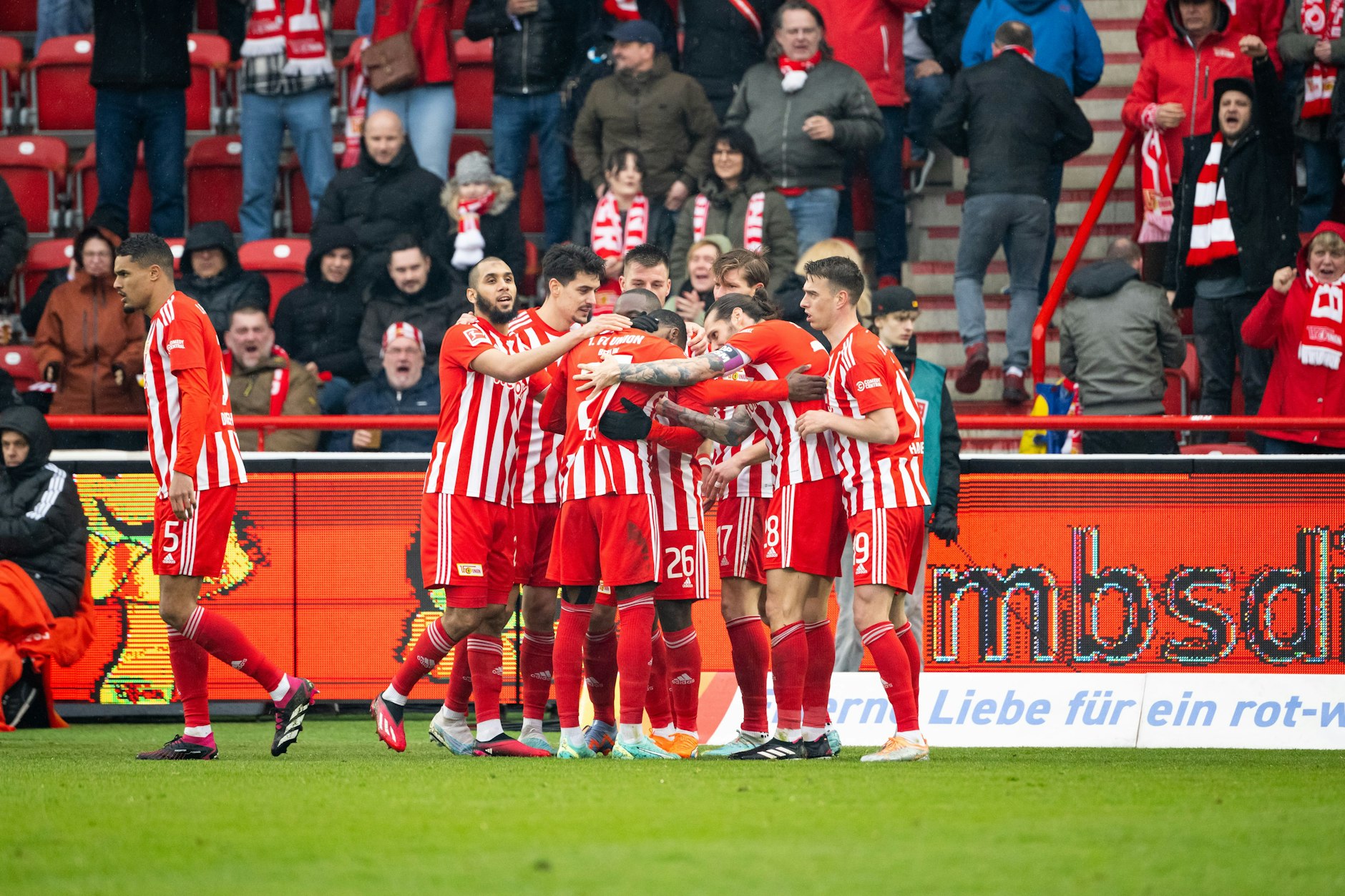 Für Jubel wie hier gegen Stuttgart schwitzt Union derzeit im Trainingslager am Tegernsee. Dann soll es auch mit einem Sieg in Augsburg klappen.