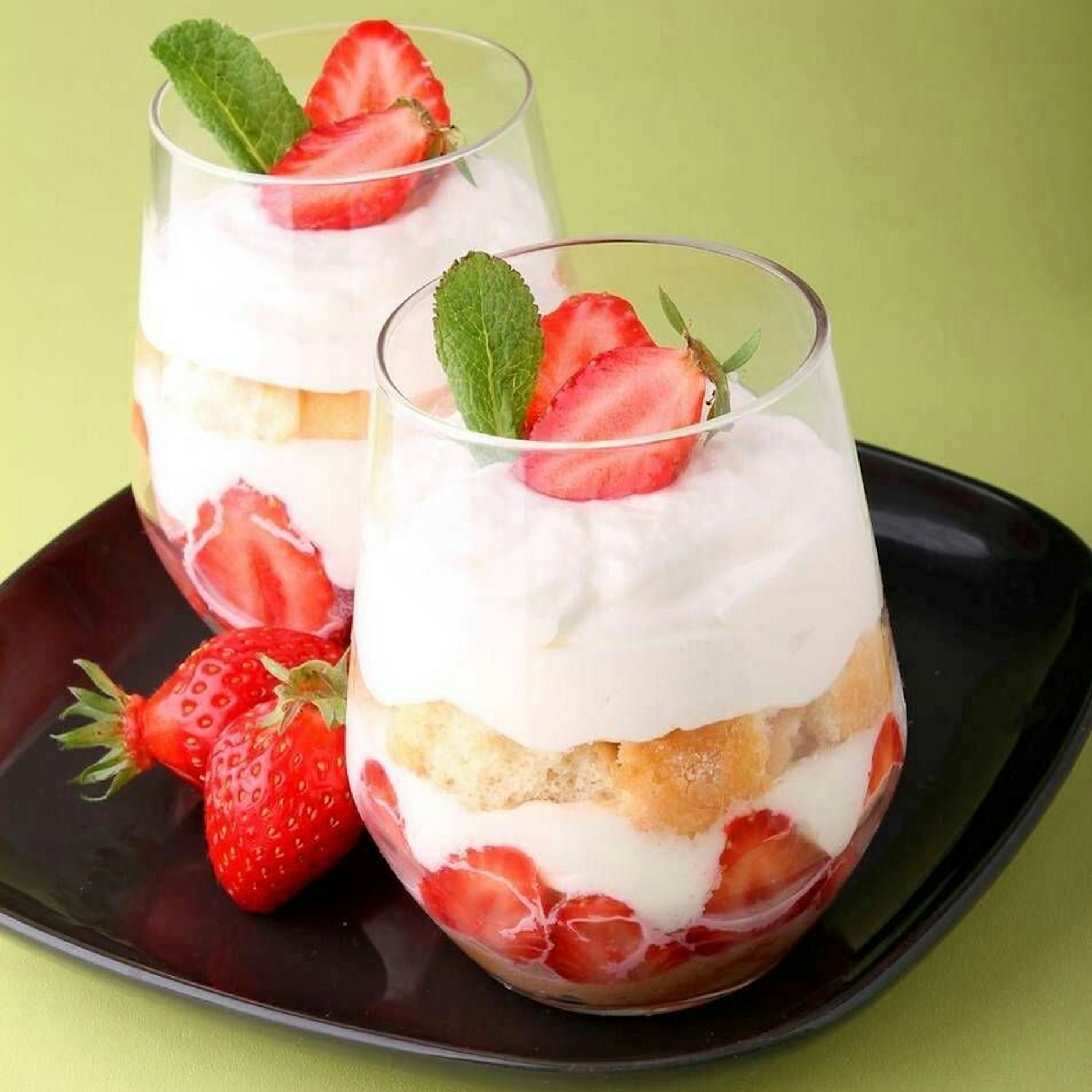 Das Erdbeertiramisu kann man auch in Dessertgläser schichten.